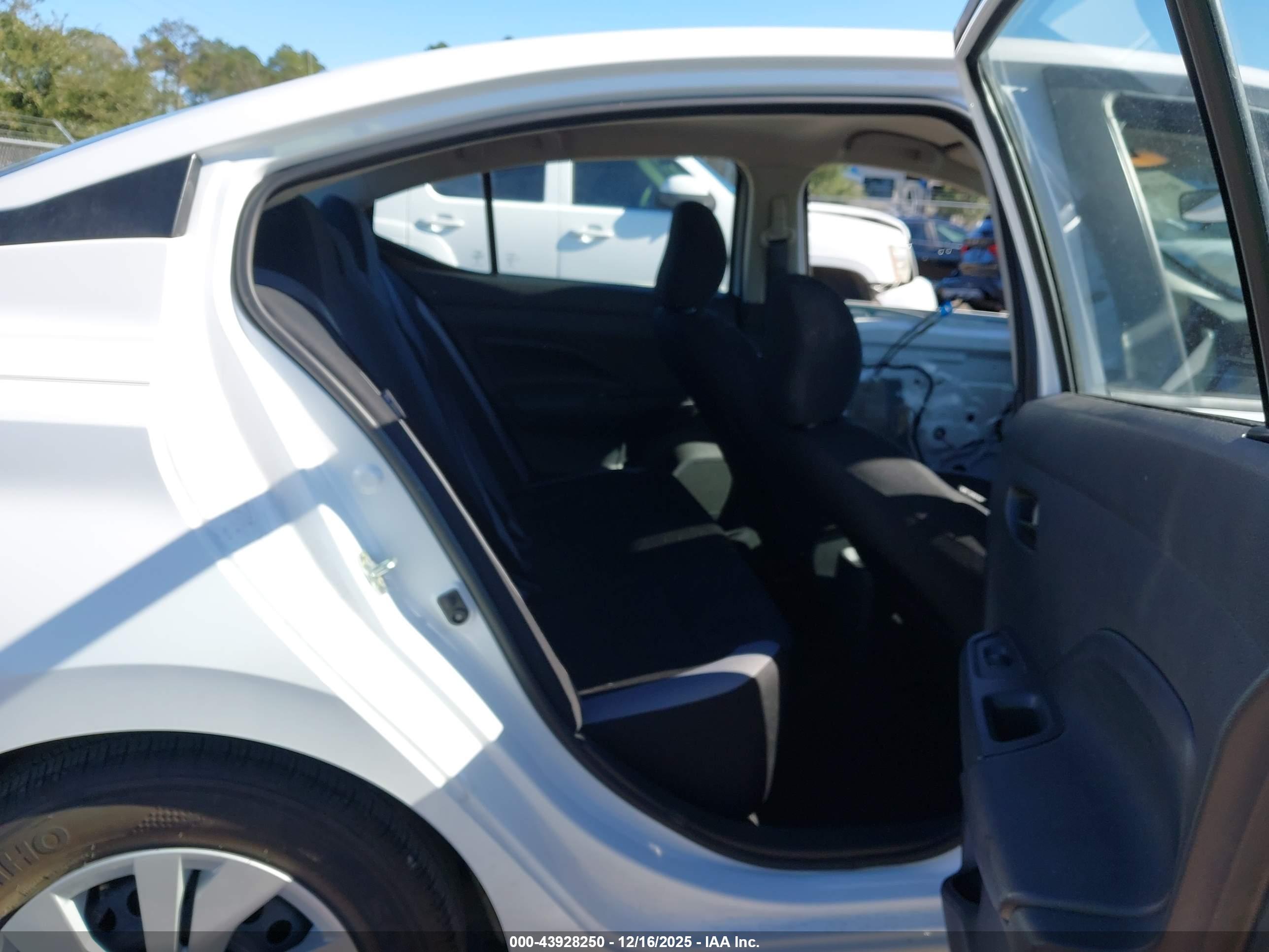 NISSAN VERSA image 8