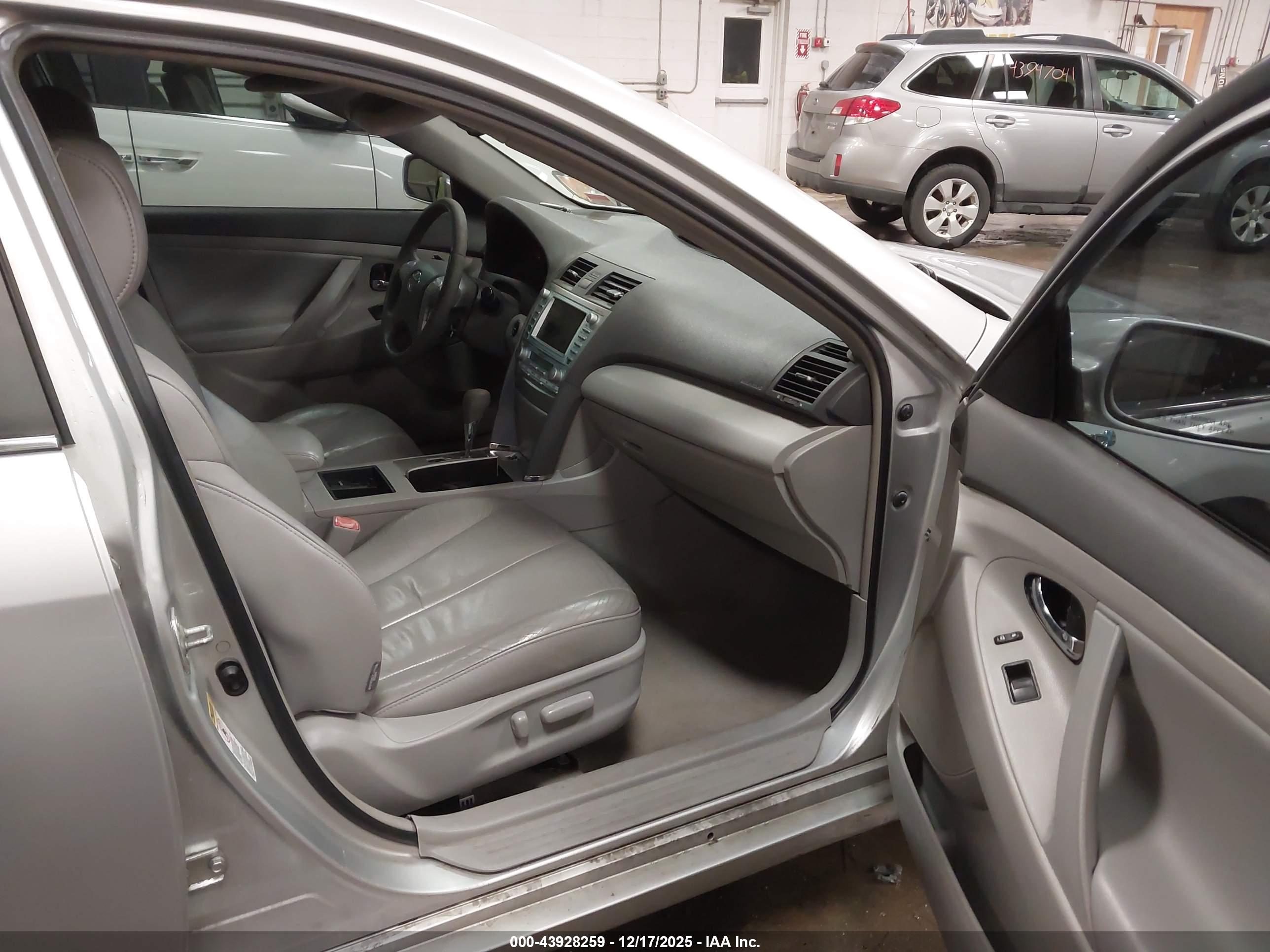 TOYOTA CAMRY image 5