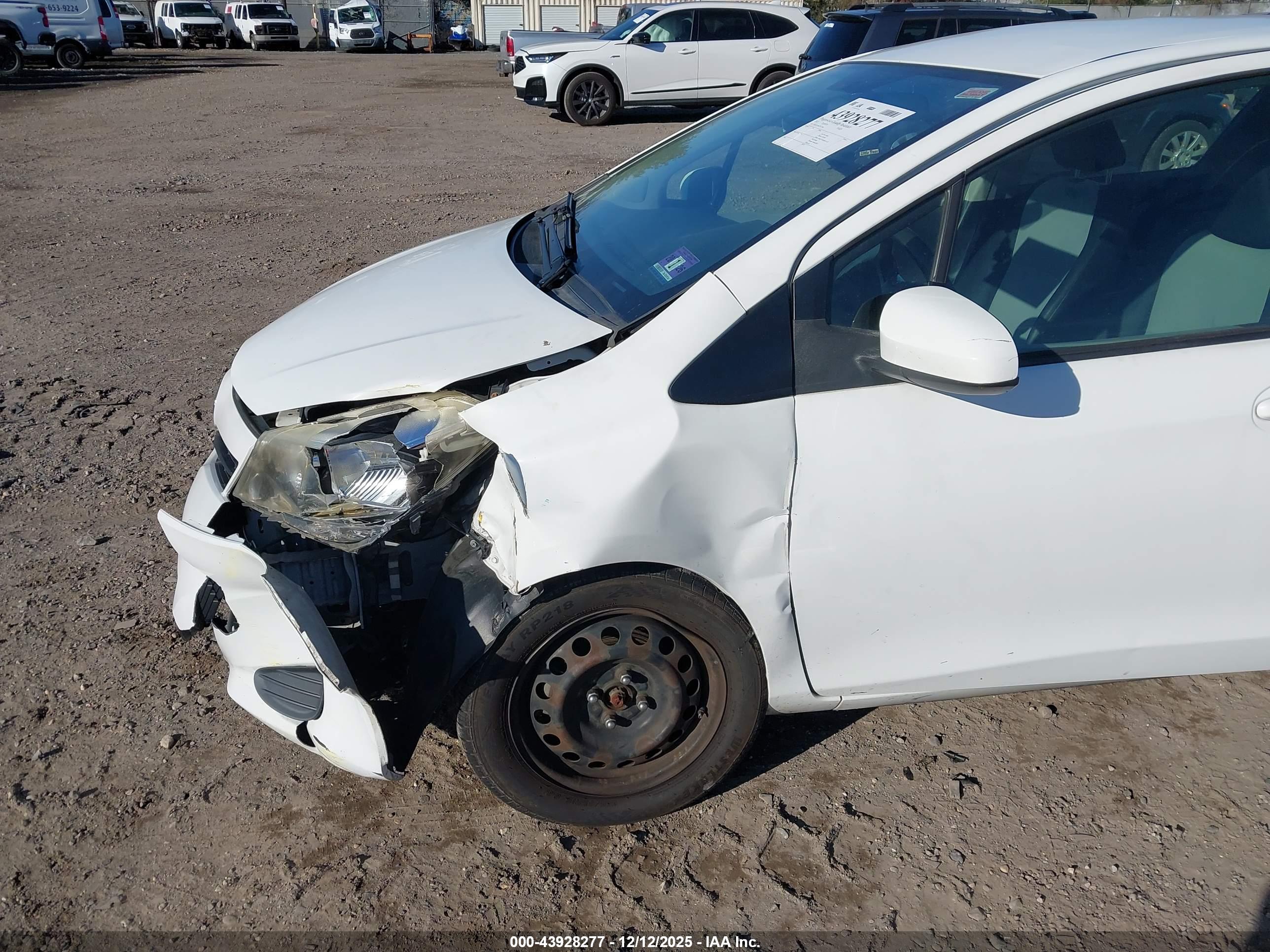TOYOTA YARIS image 6