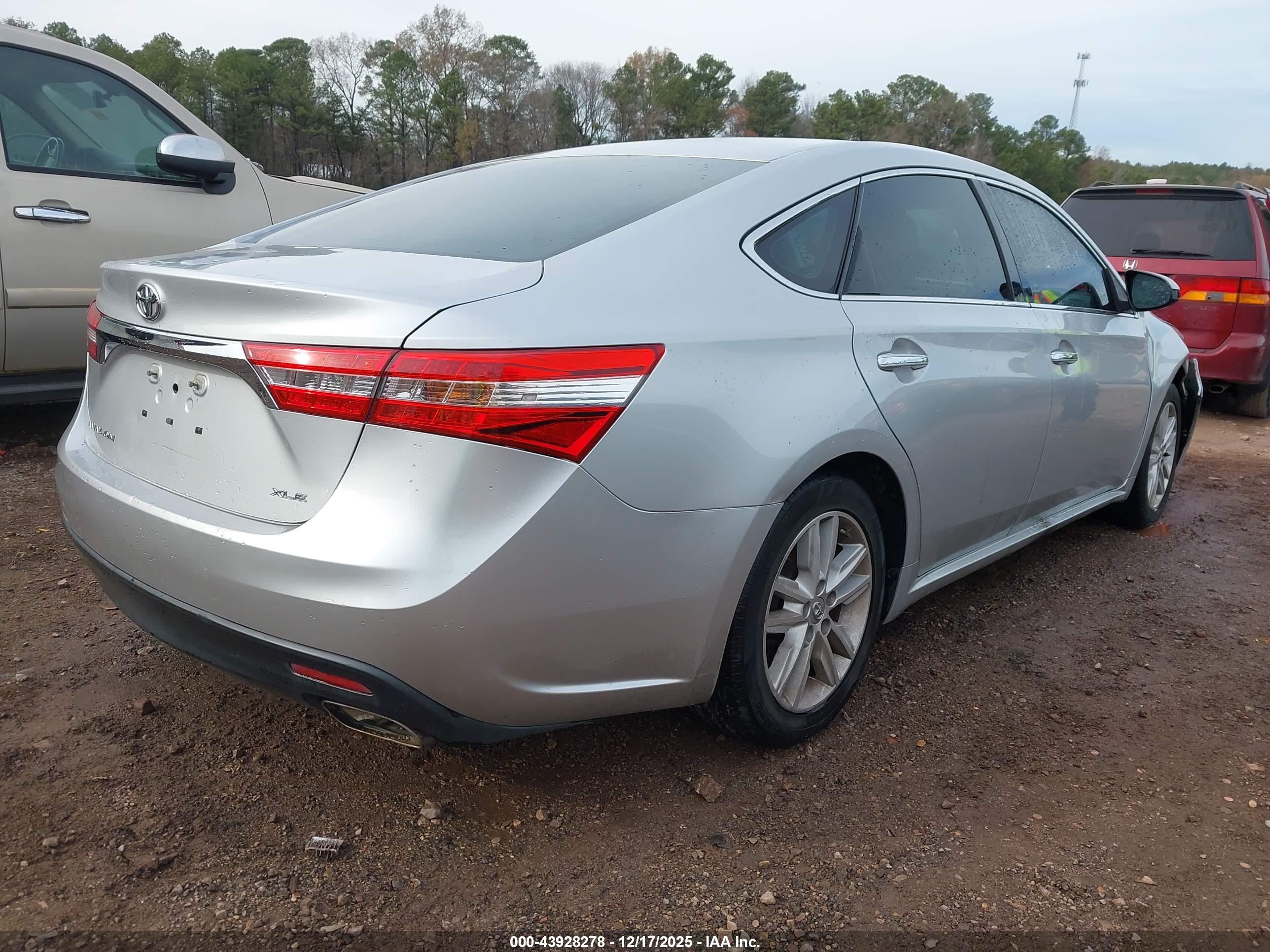 TOYOTA AVALON image 4