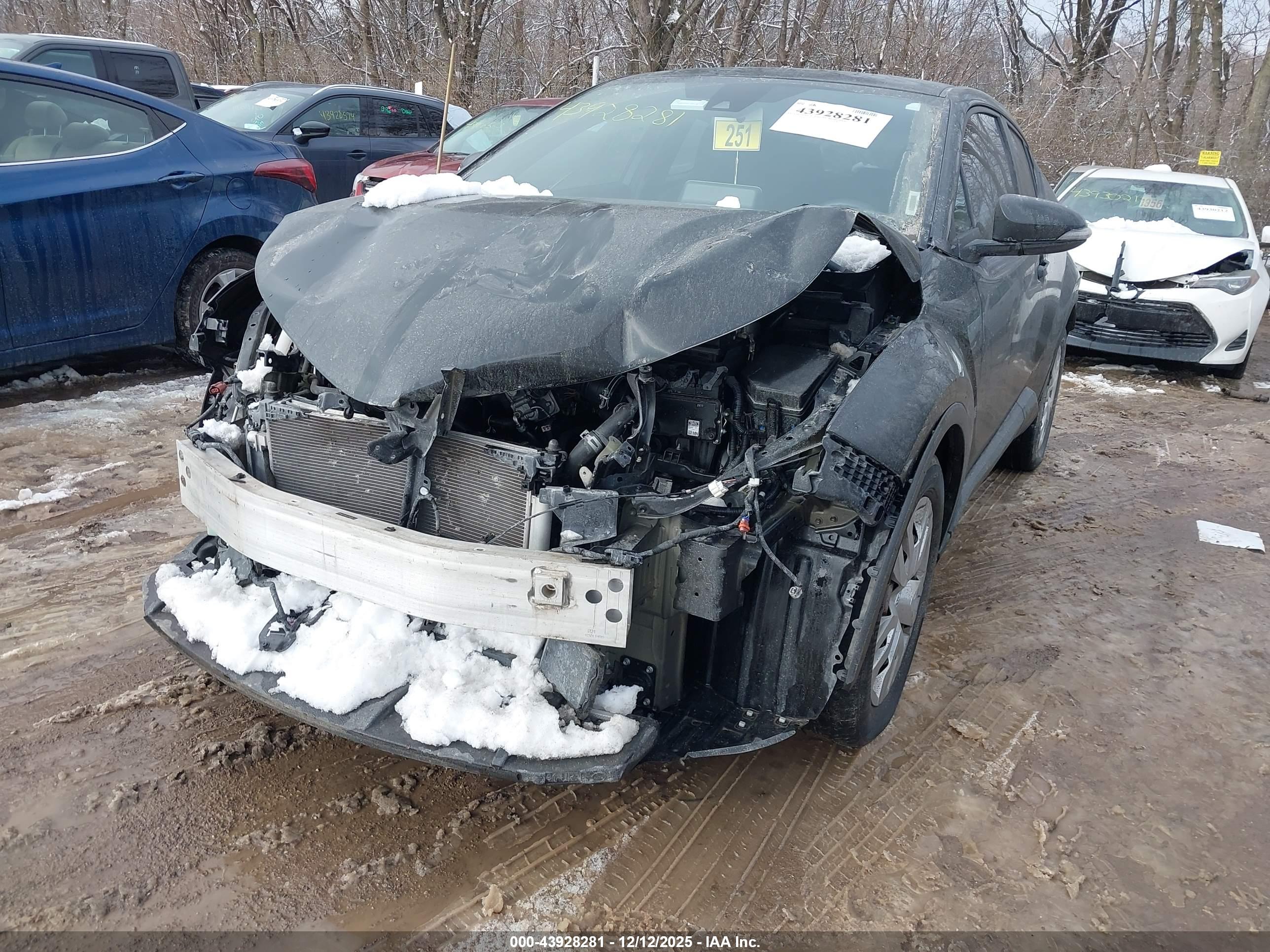 TOYOTA C-HR image 2