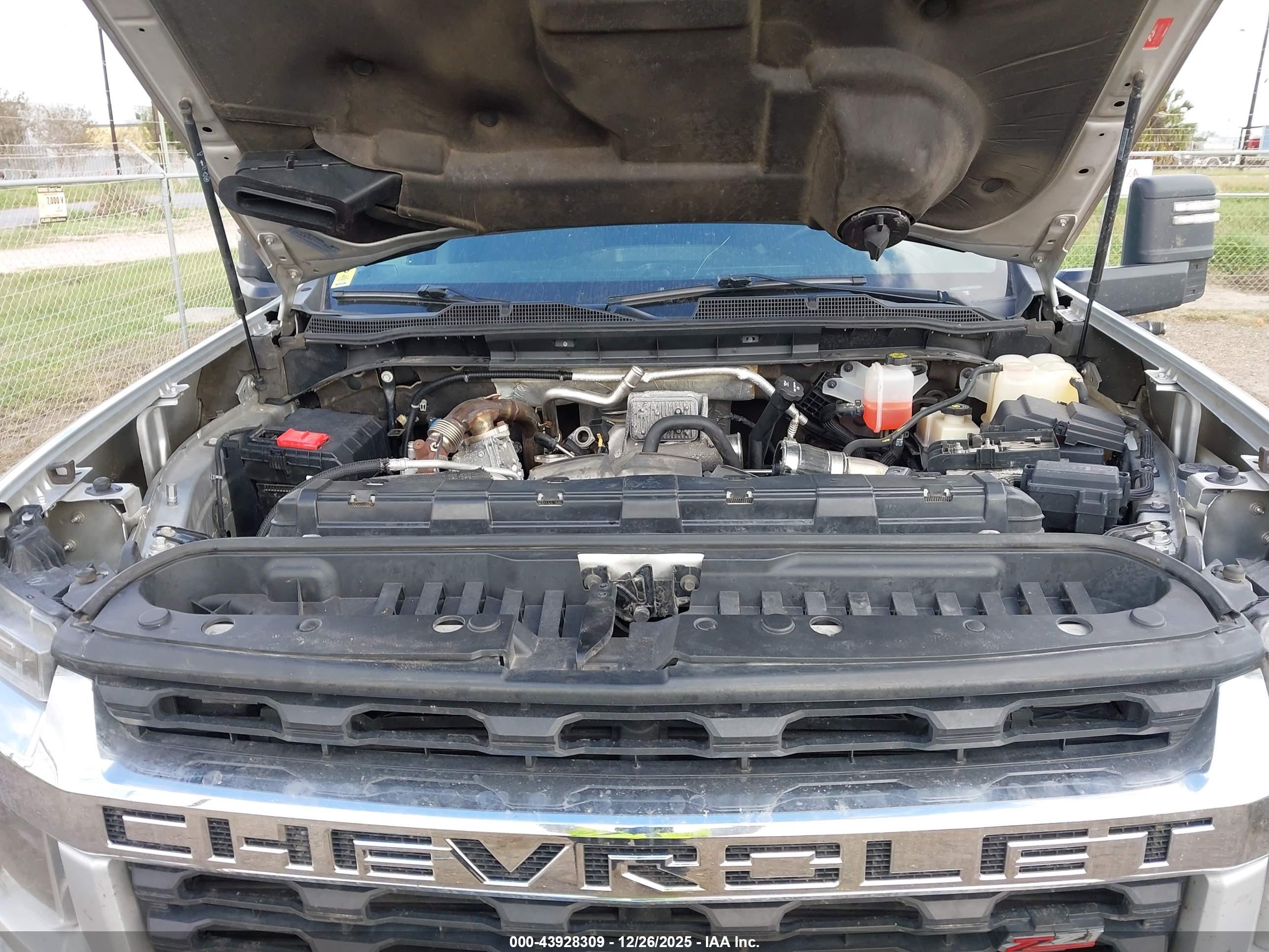 CHEVROLET SILVERADO image 10