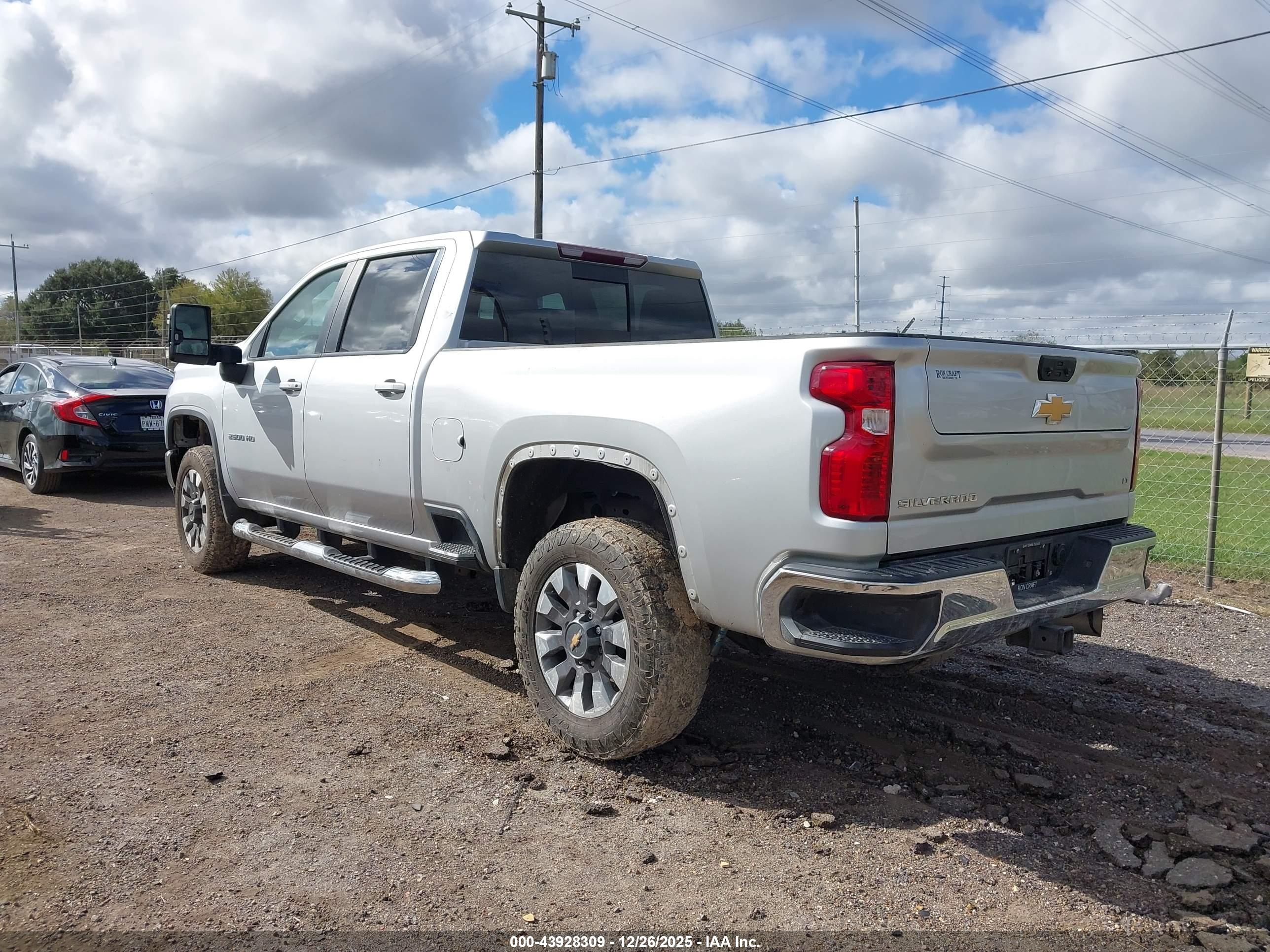 CHEVROLET SILVERADO image 3