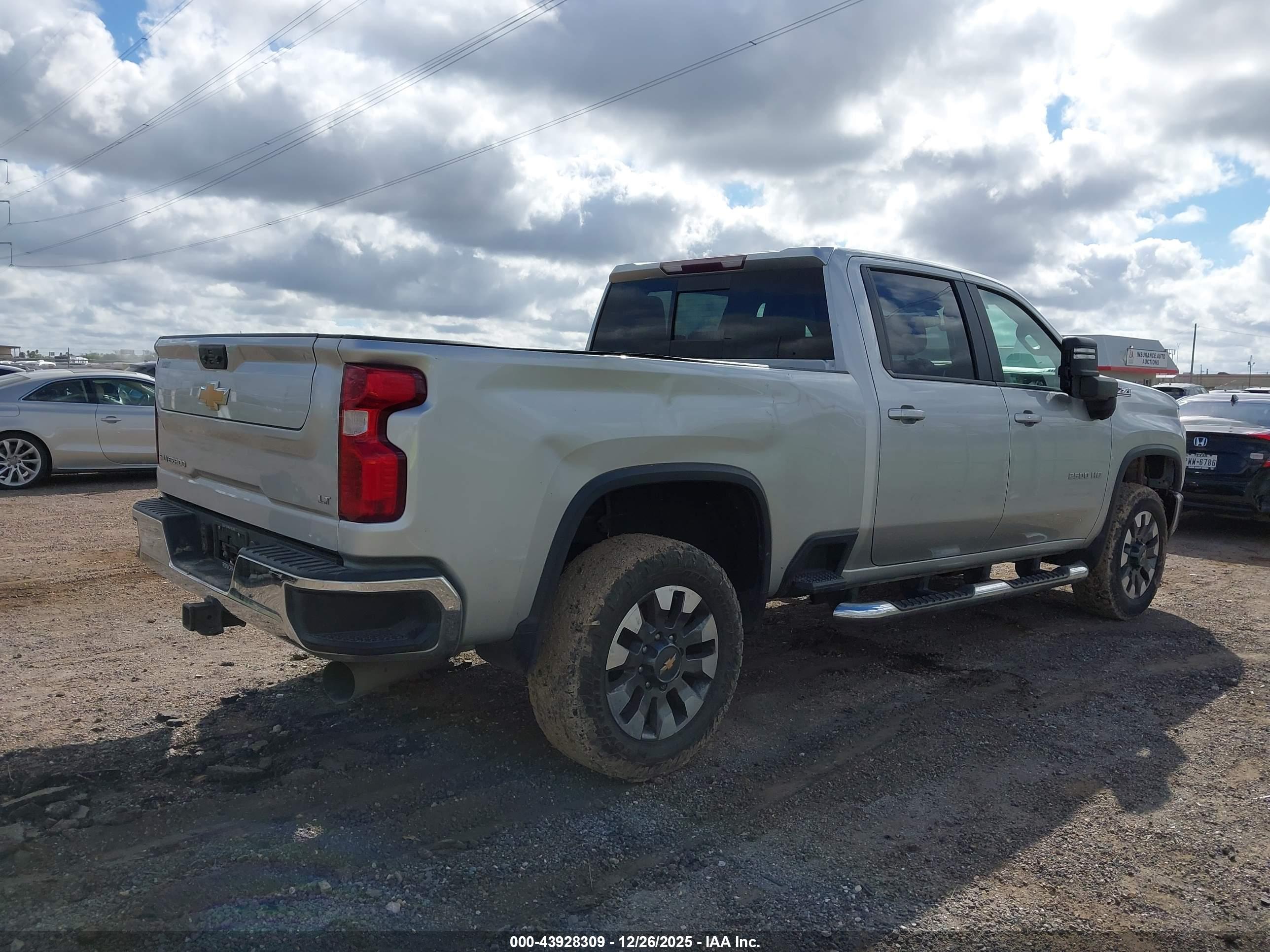 CHEVROLET SILVERADO image 4