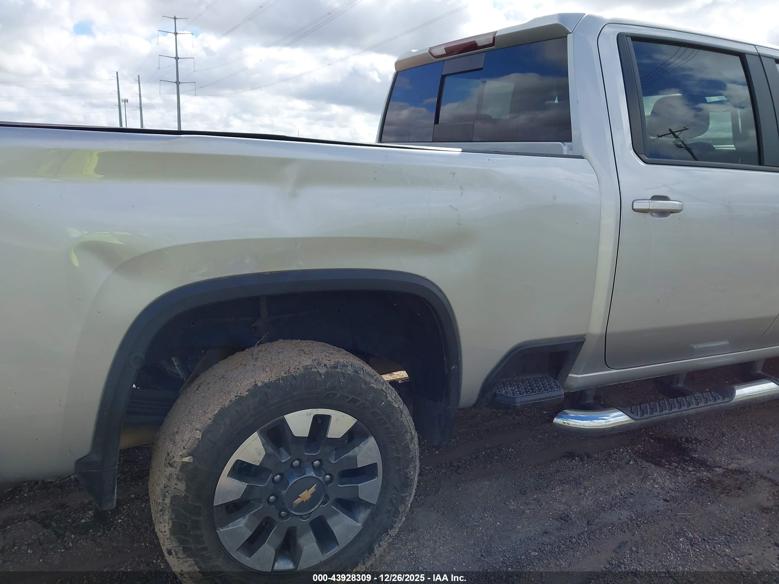 CHEVROLET SILVERADO image 6