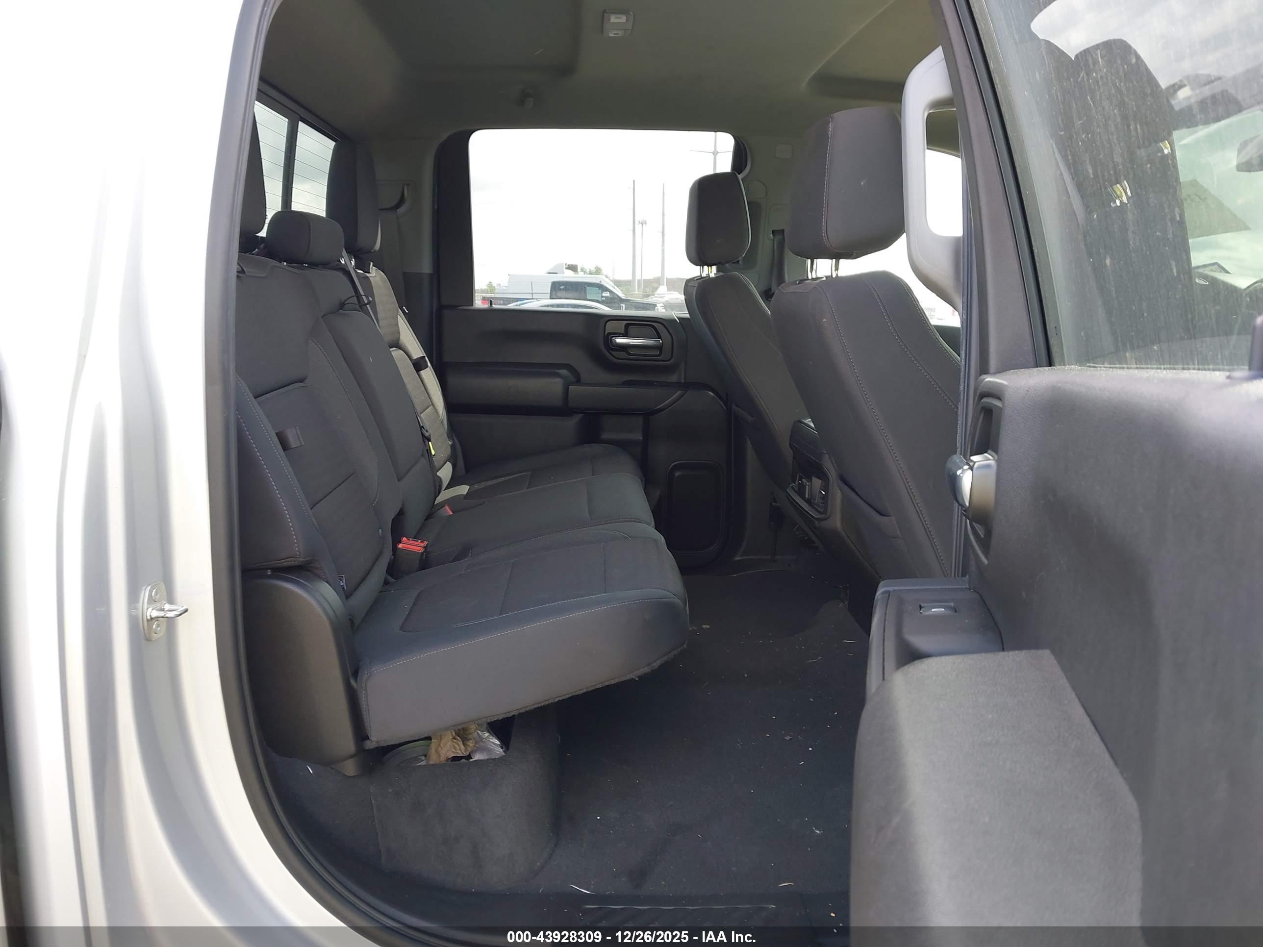 CHEVROLET SILVERADO image 8