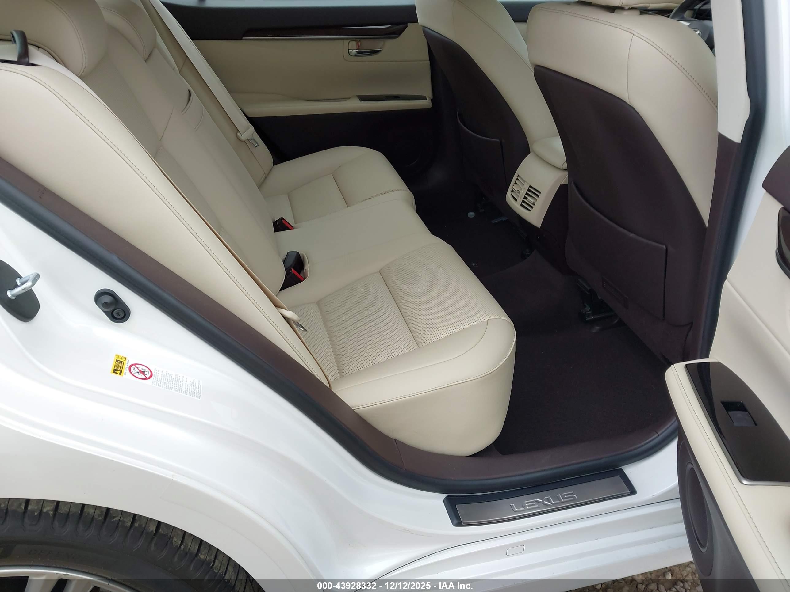 LEXUS ES image 8