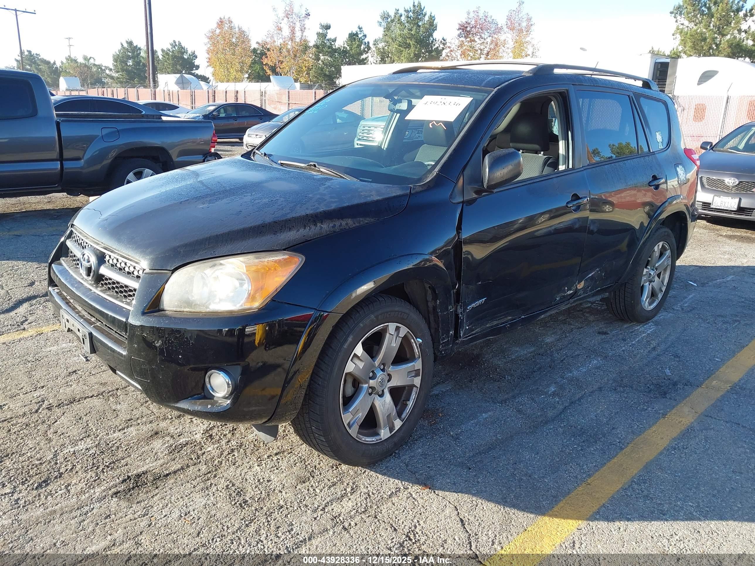 TOYOTA RAV4 image 2
