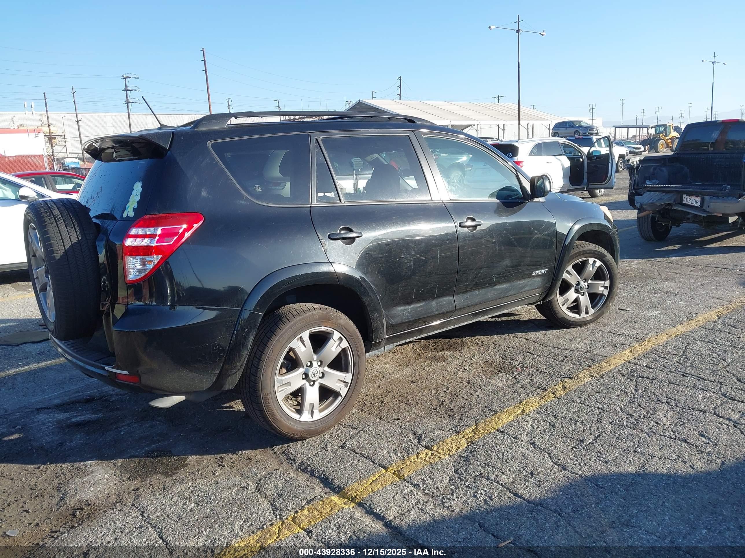 TOYOTA RAV4 image 4