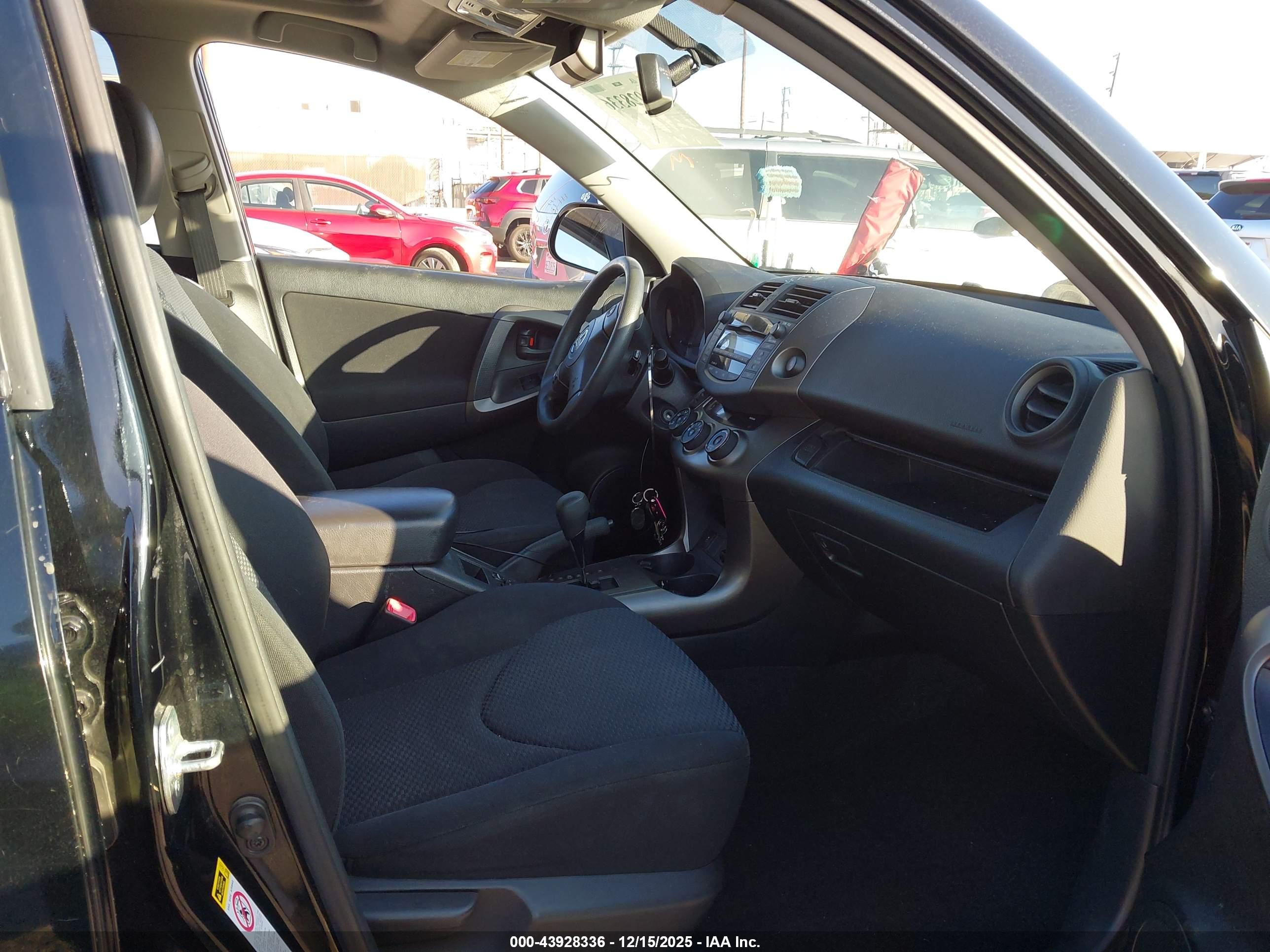 TOYOTA RAV4 image 5