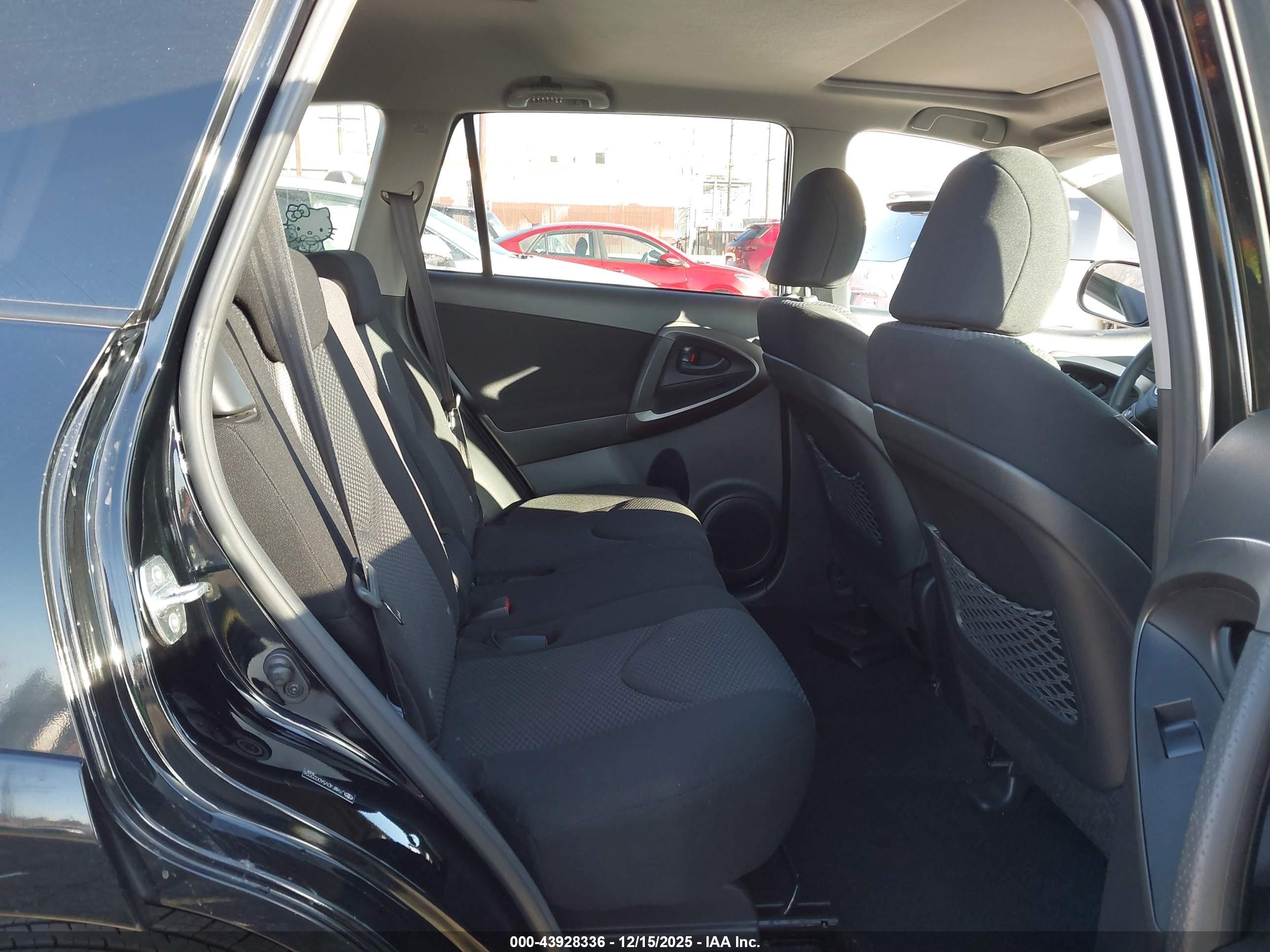 TOYOTA RAV4 image 8