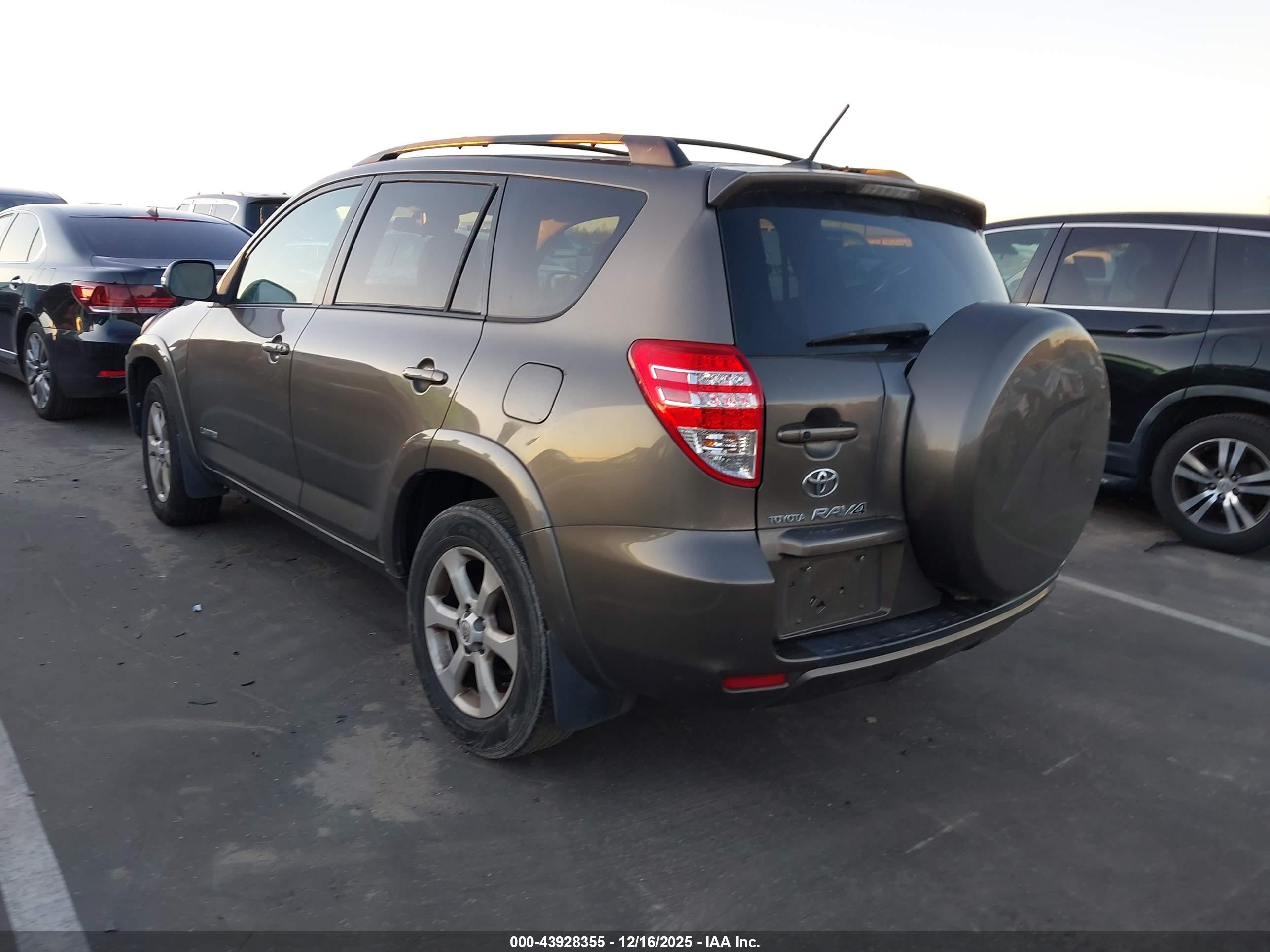 TOYOTA RAV4 image 3