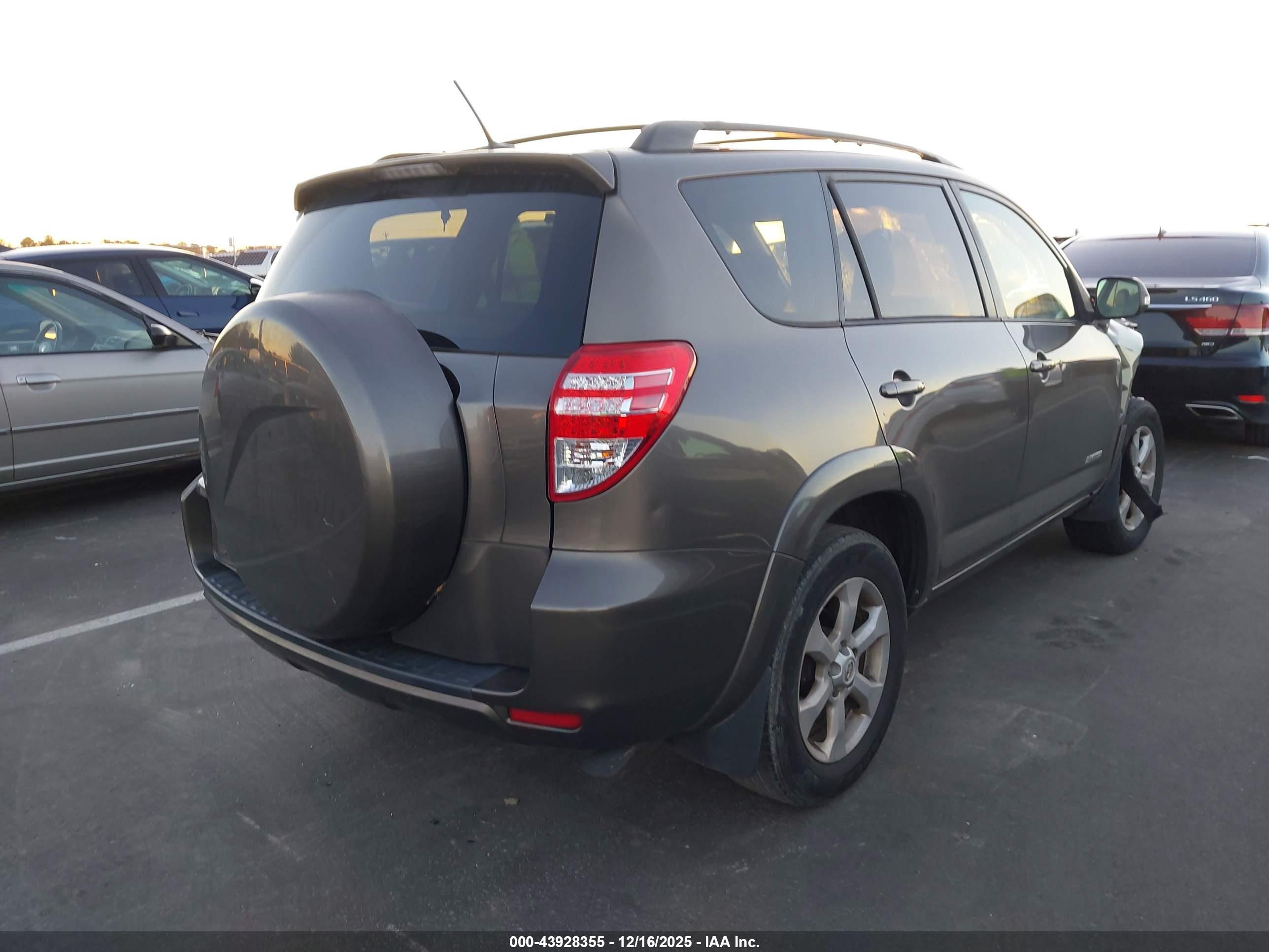 TOYOTA RAV4 image 4