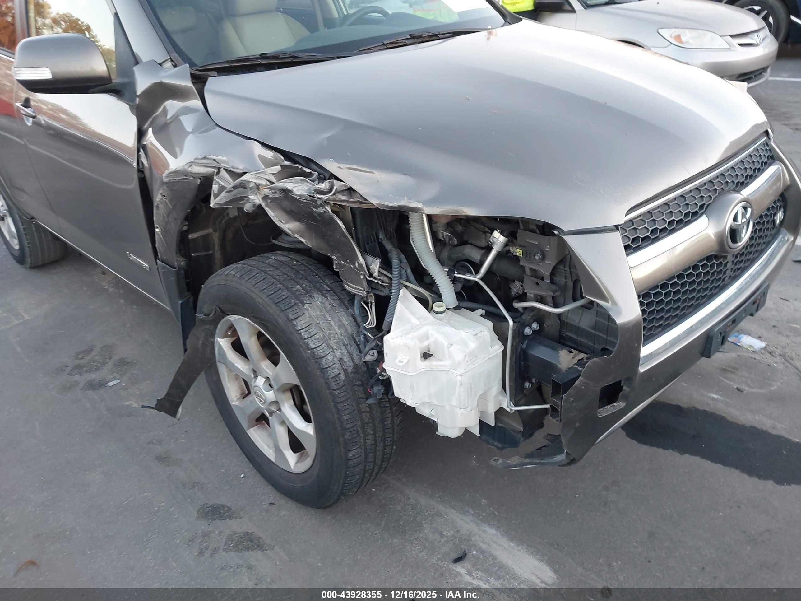 TOYOTA RAV4 image 6