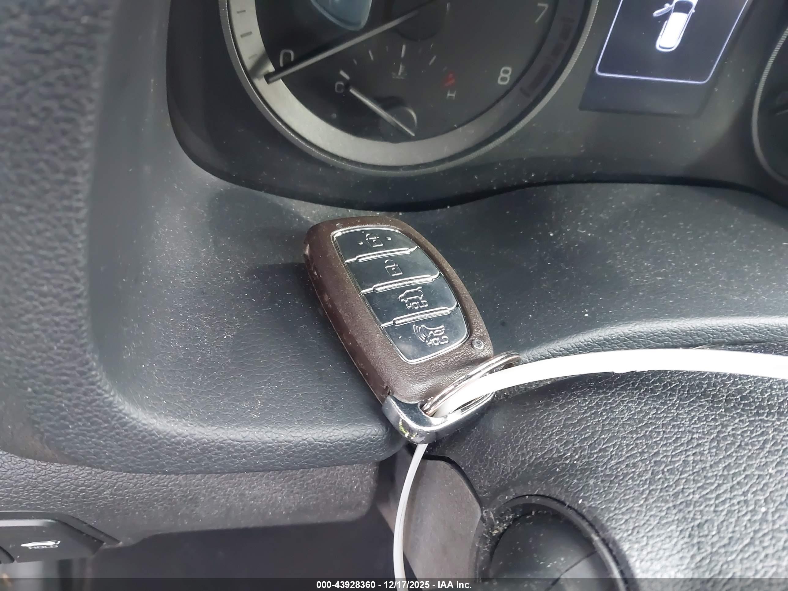 HYUNDAI TUCSON image 11