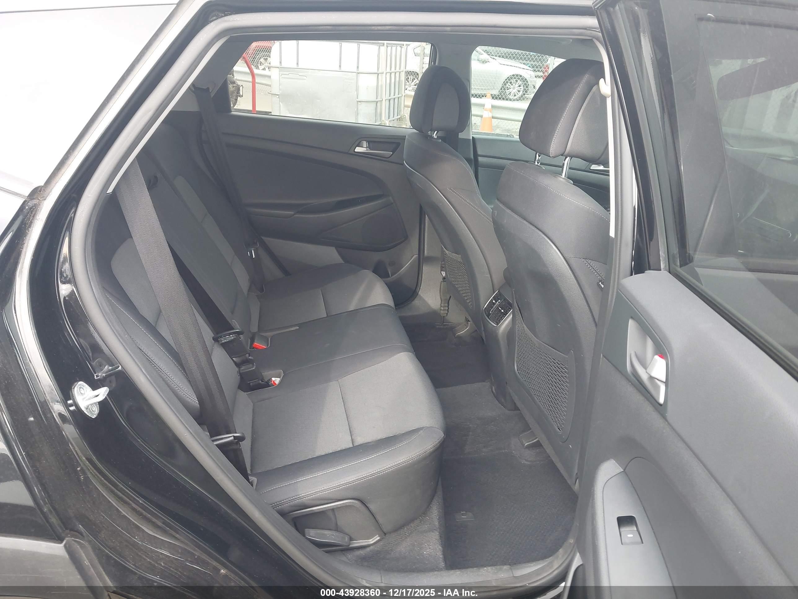 HYUNDAI TUCSON image 8