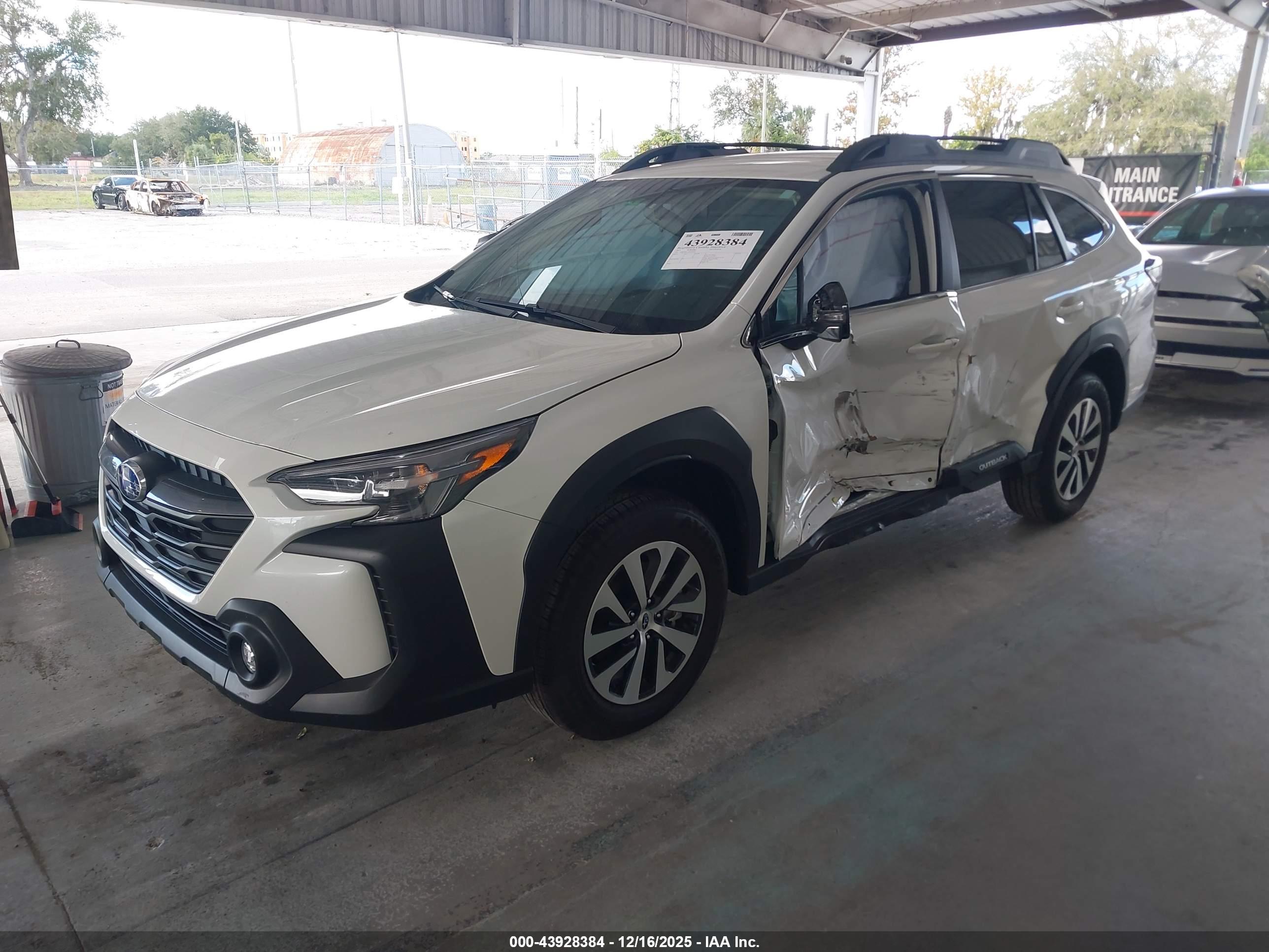SUBARU OUTBACK image 2