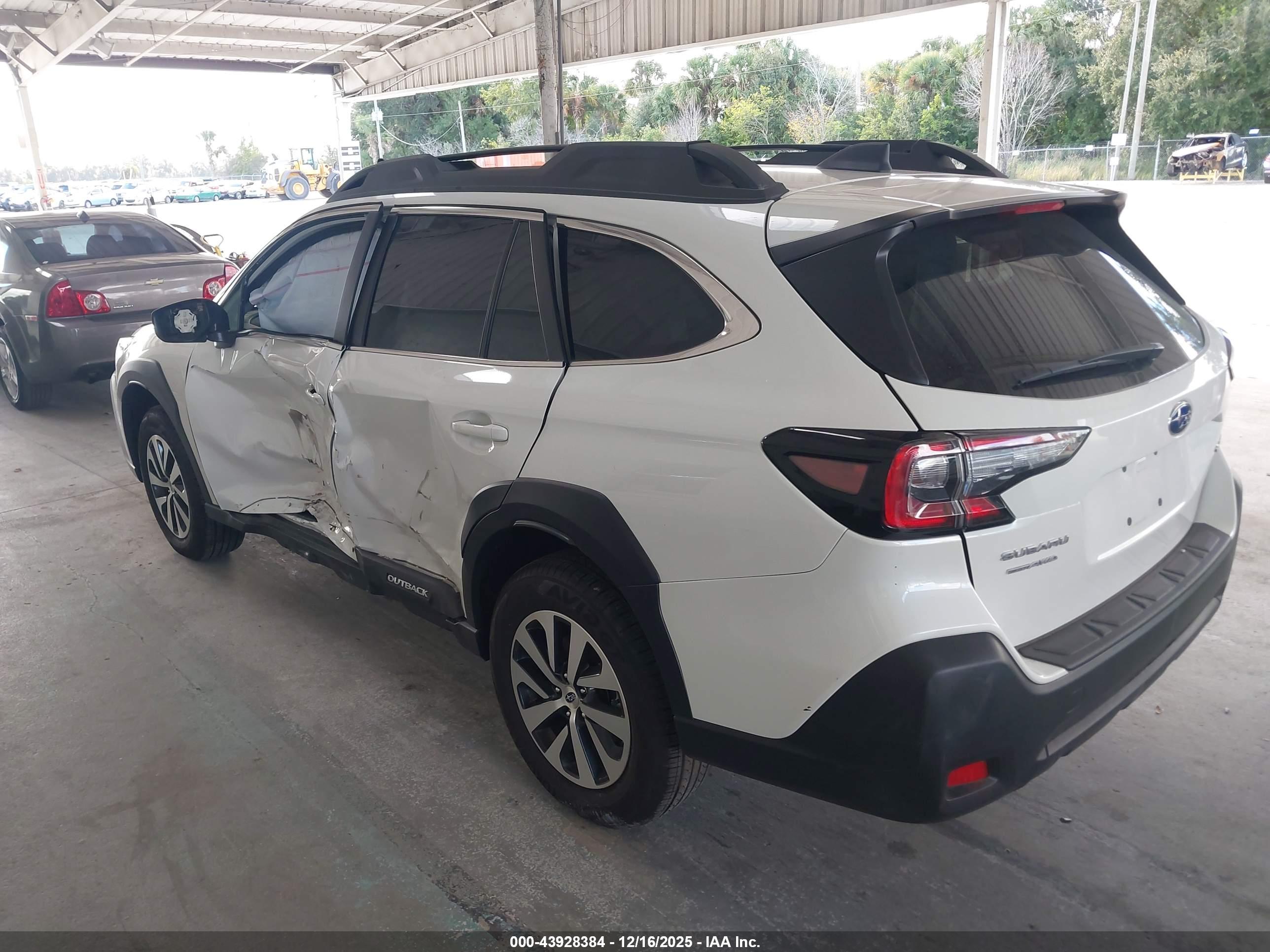 SUBARU OUTBACK image 3