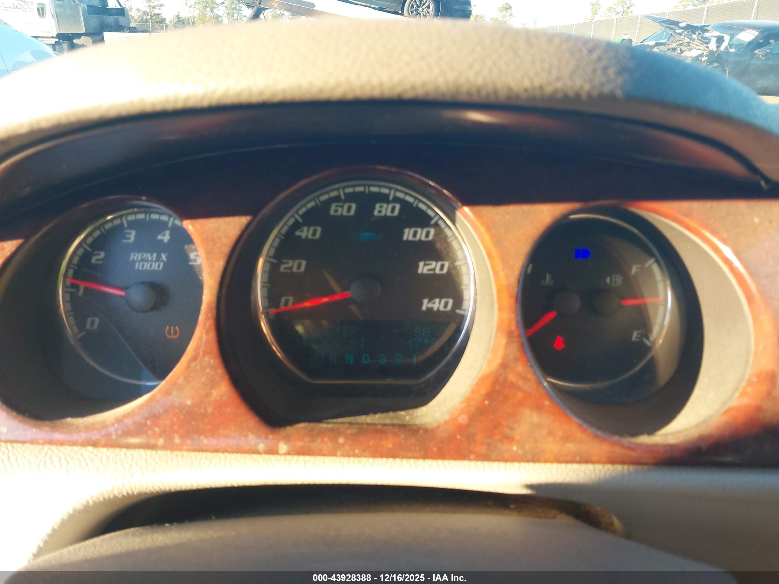 BUICK LUCERNE image 7