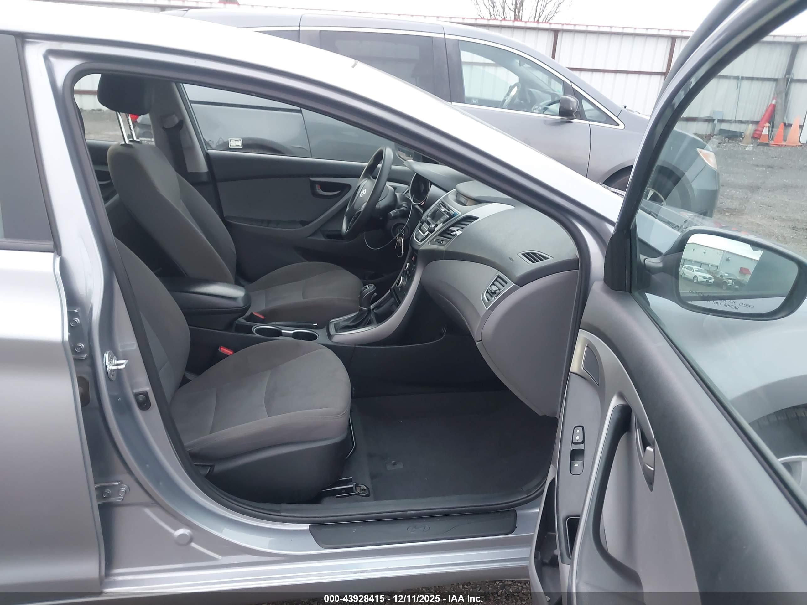 HYUNDAI ELANTRA image 5