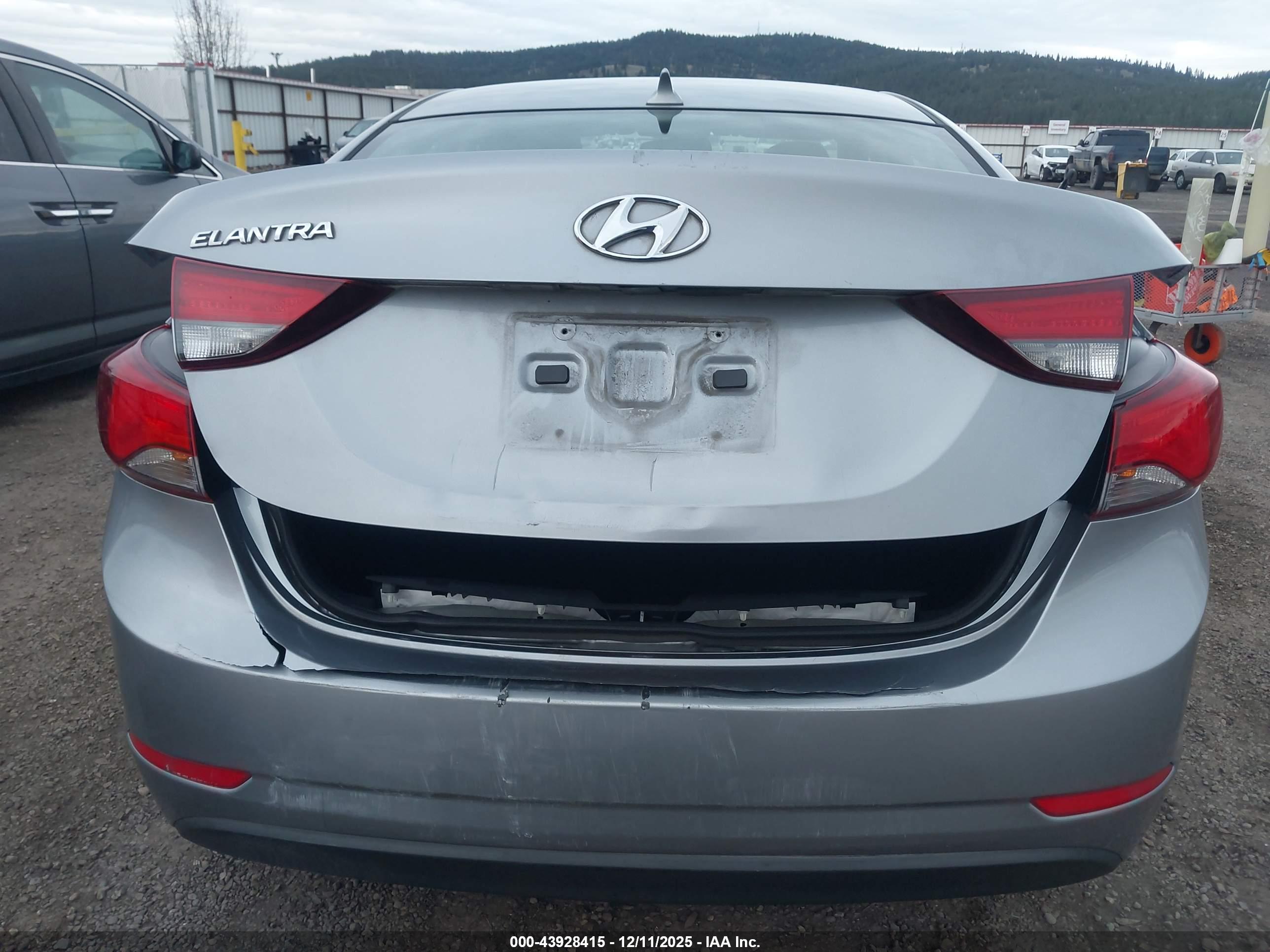 HYUNDAI ELANTRA image 6