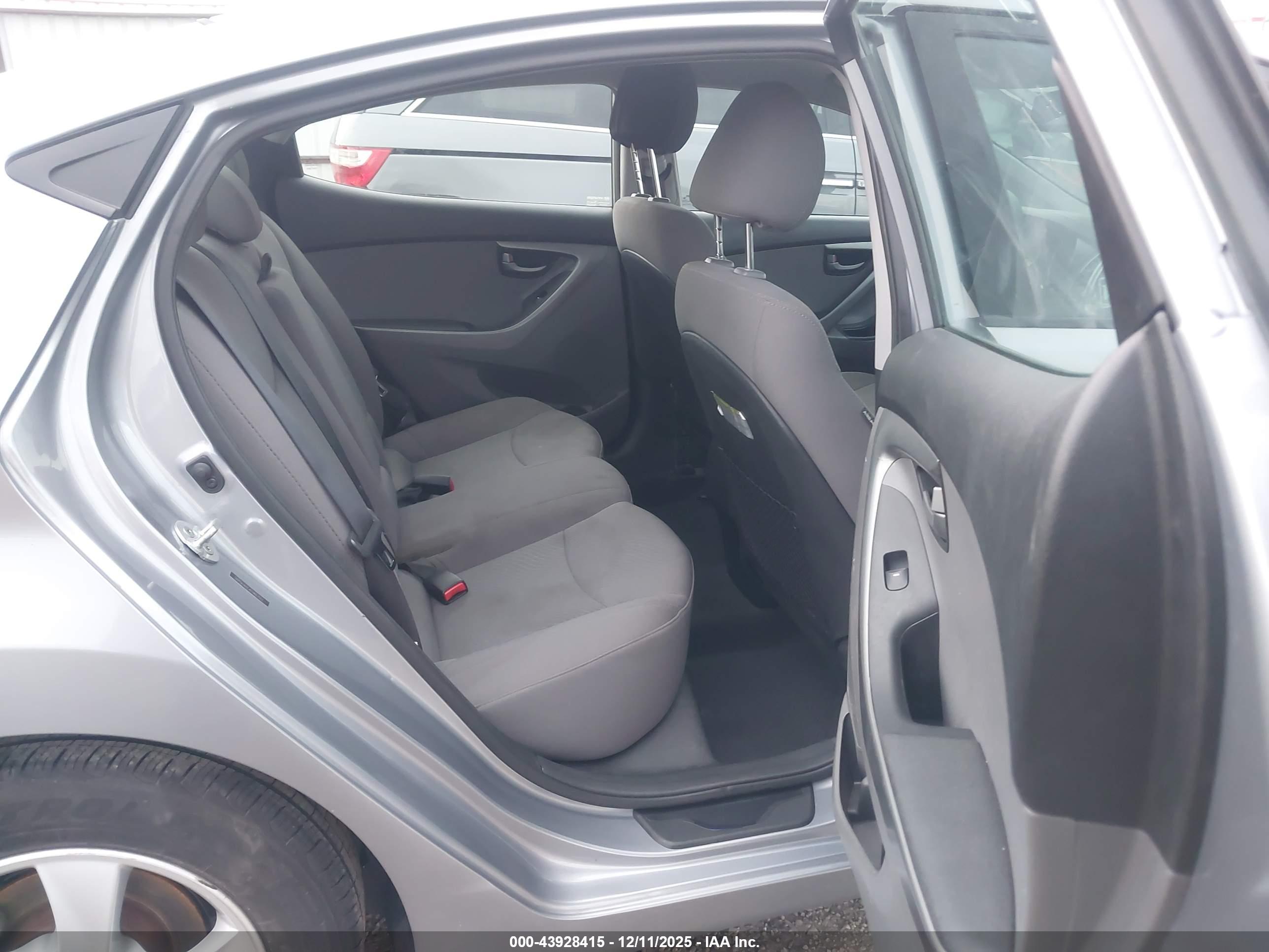 HYUNDAI ELANTRA image 8