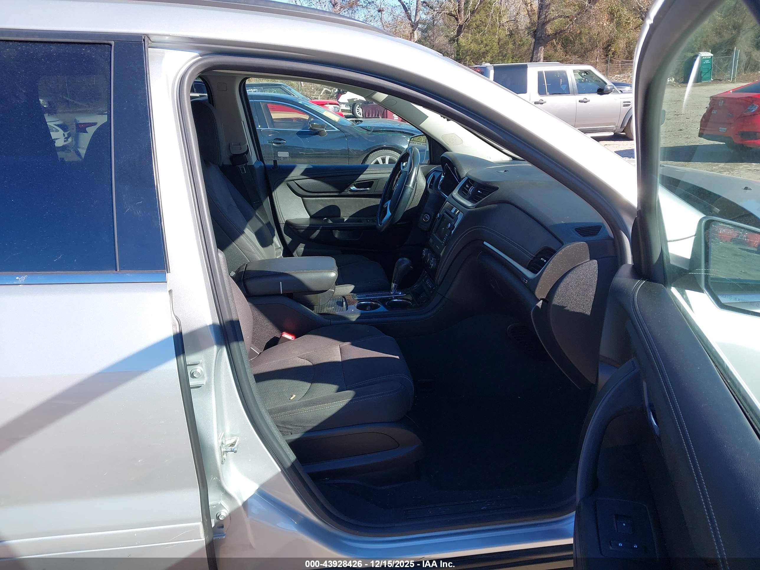 CHEVROLET TRAVERSE image 5