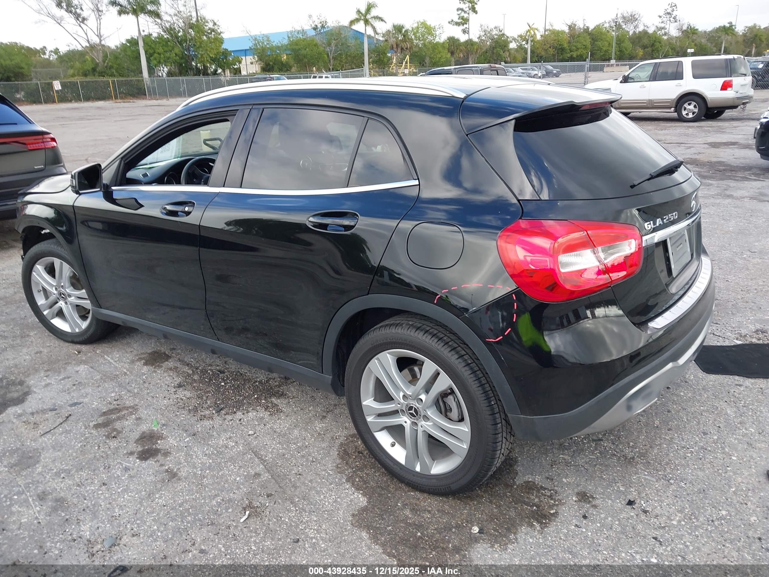 MERCEDES-BENZ GLA image 3