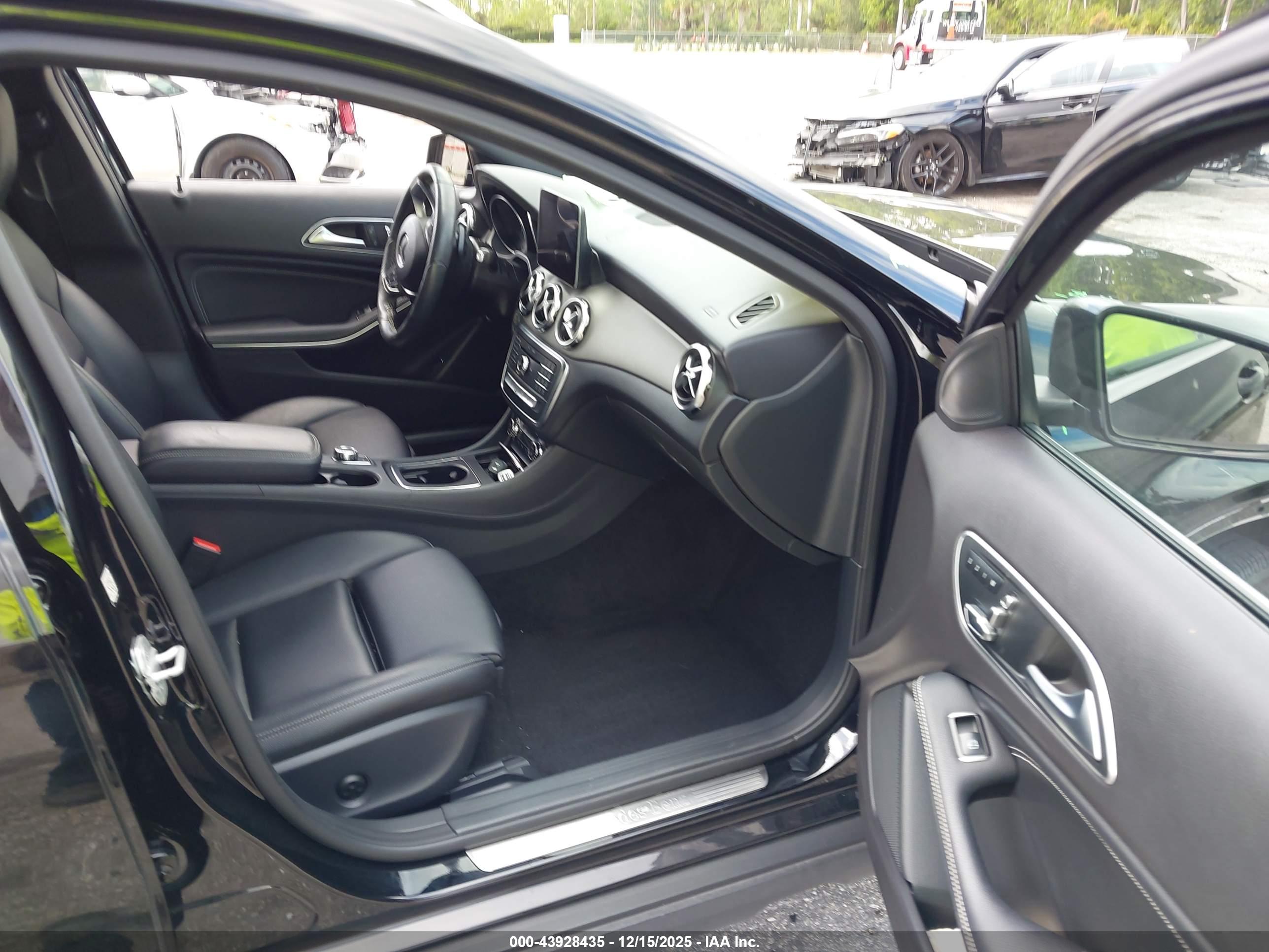 MERCEDES-BENZ GLA image 5