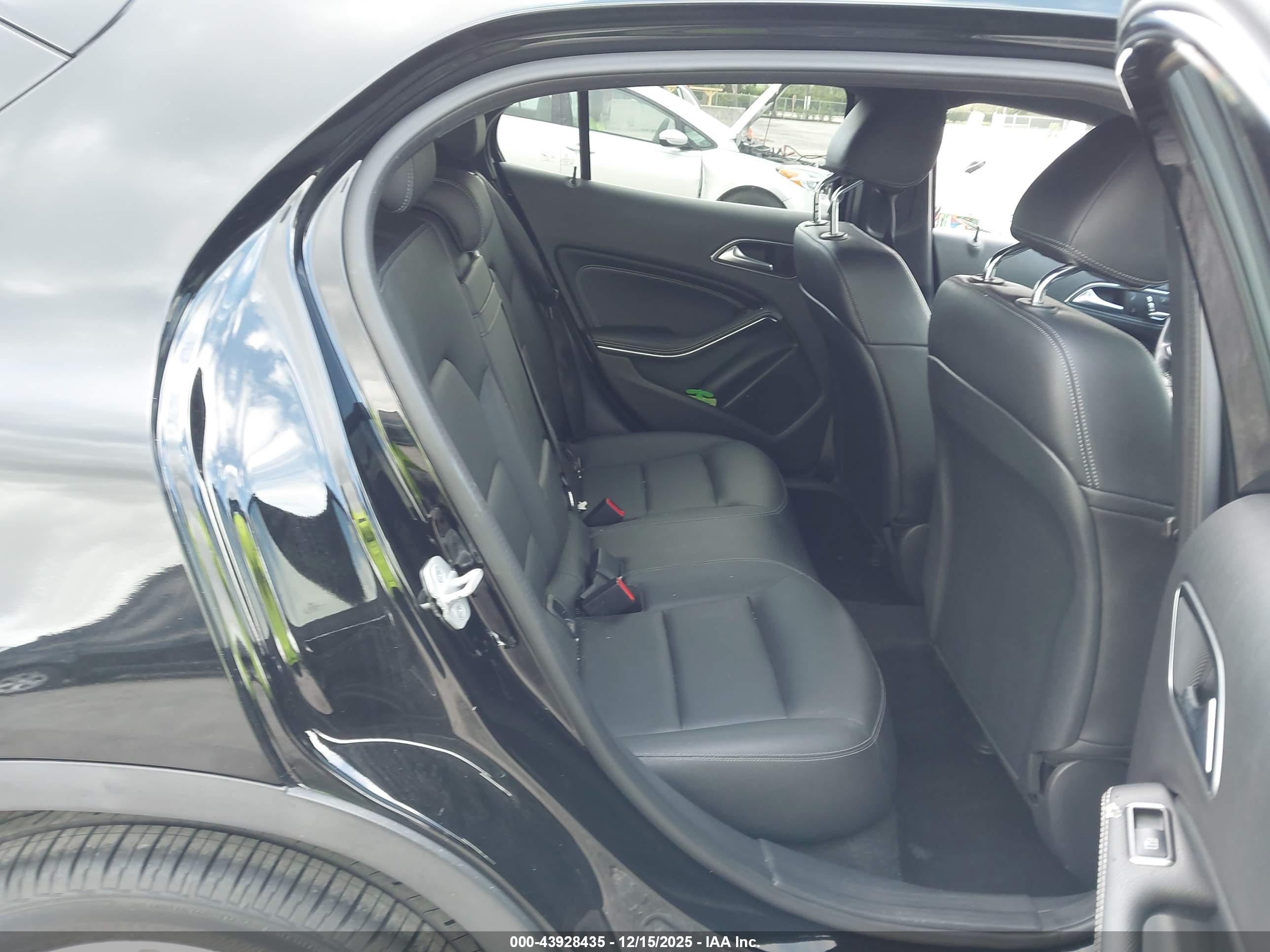 MERCEDES-BENZ GLA image 8