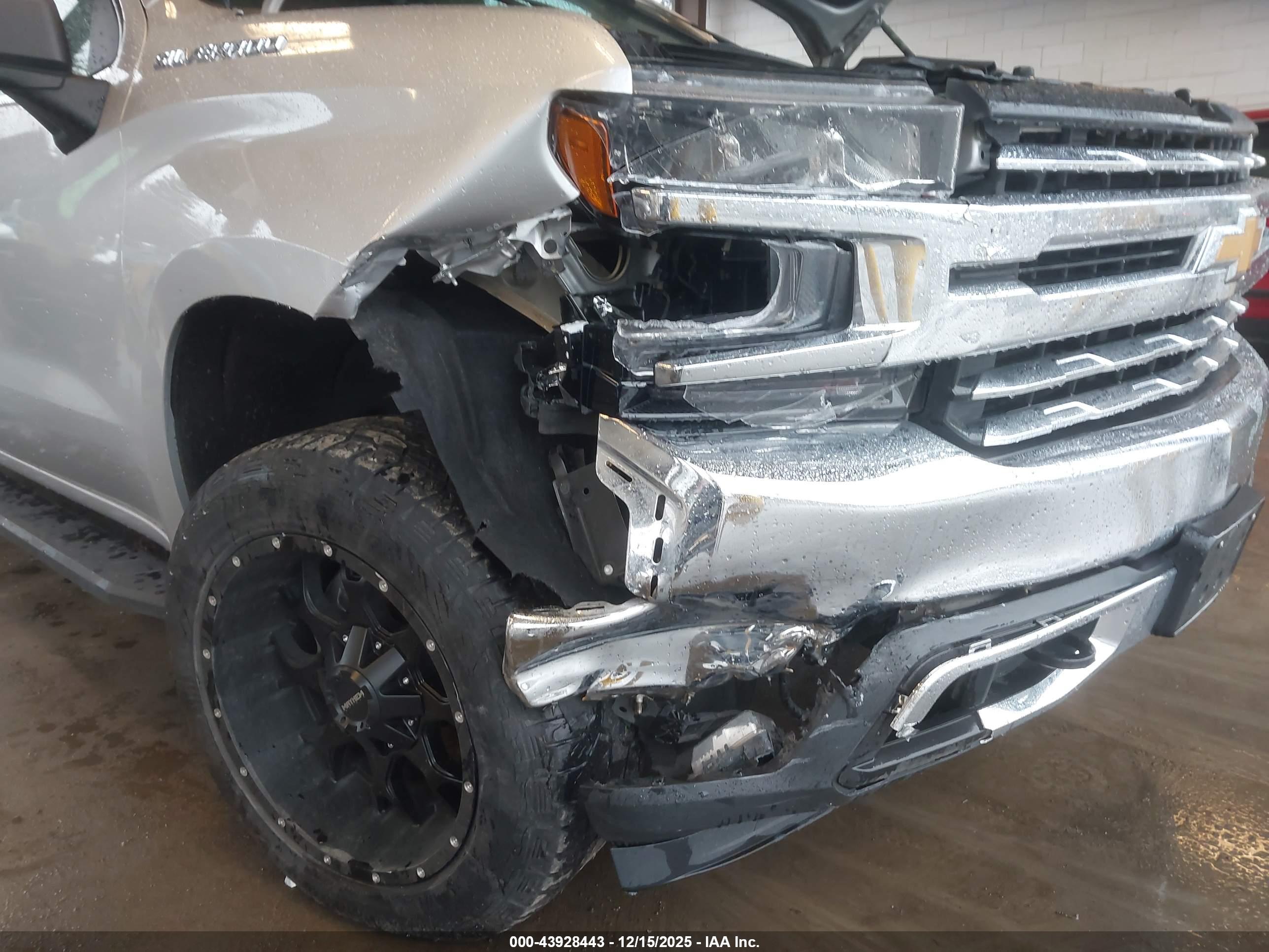 CHEVROLET SILVERADO image 6