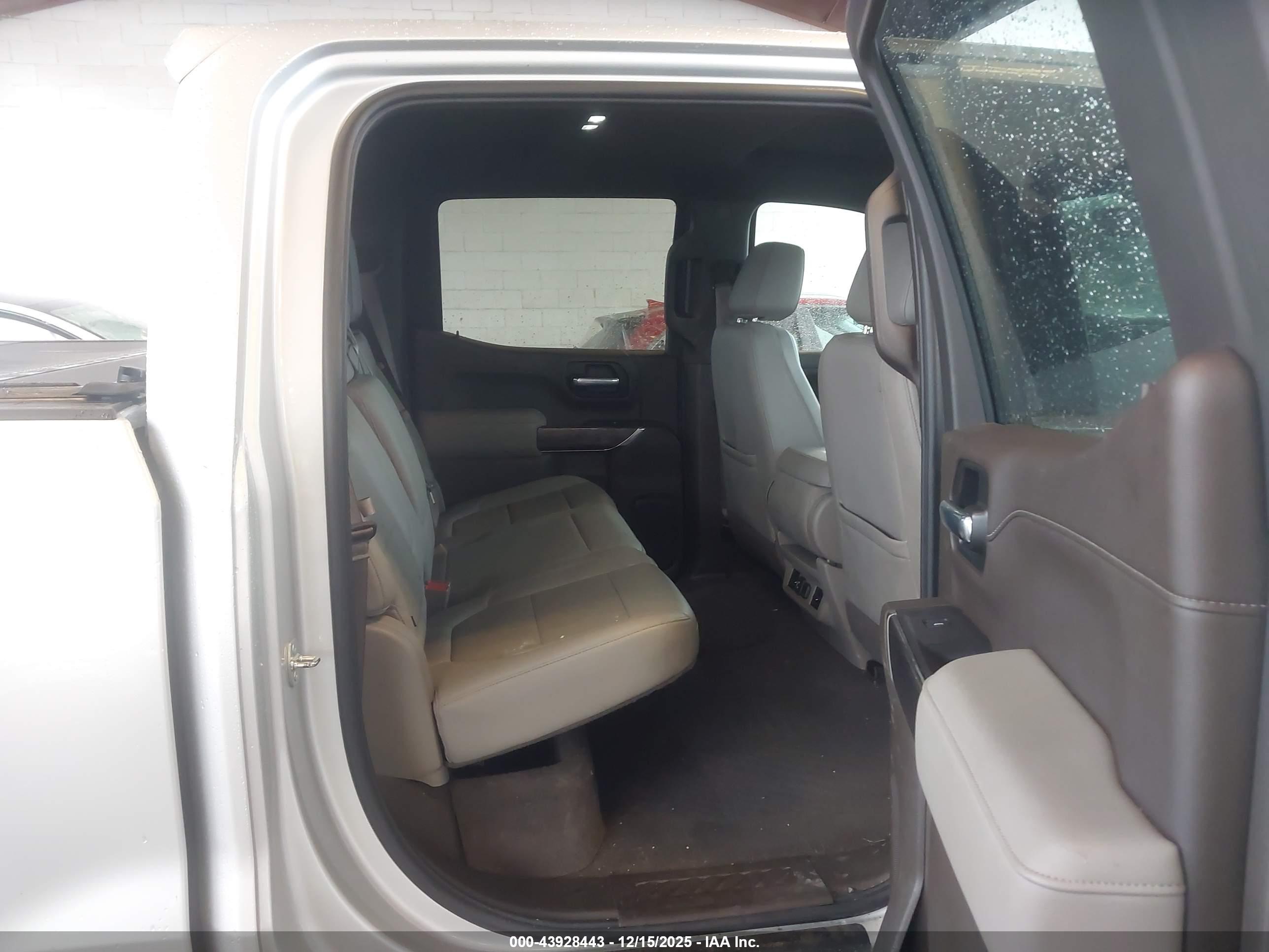 CHEVROLET SILVERADO image 8