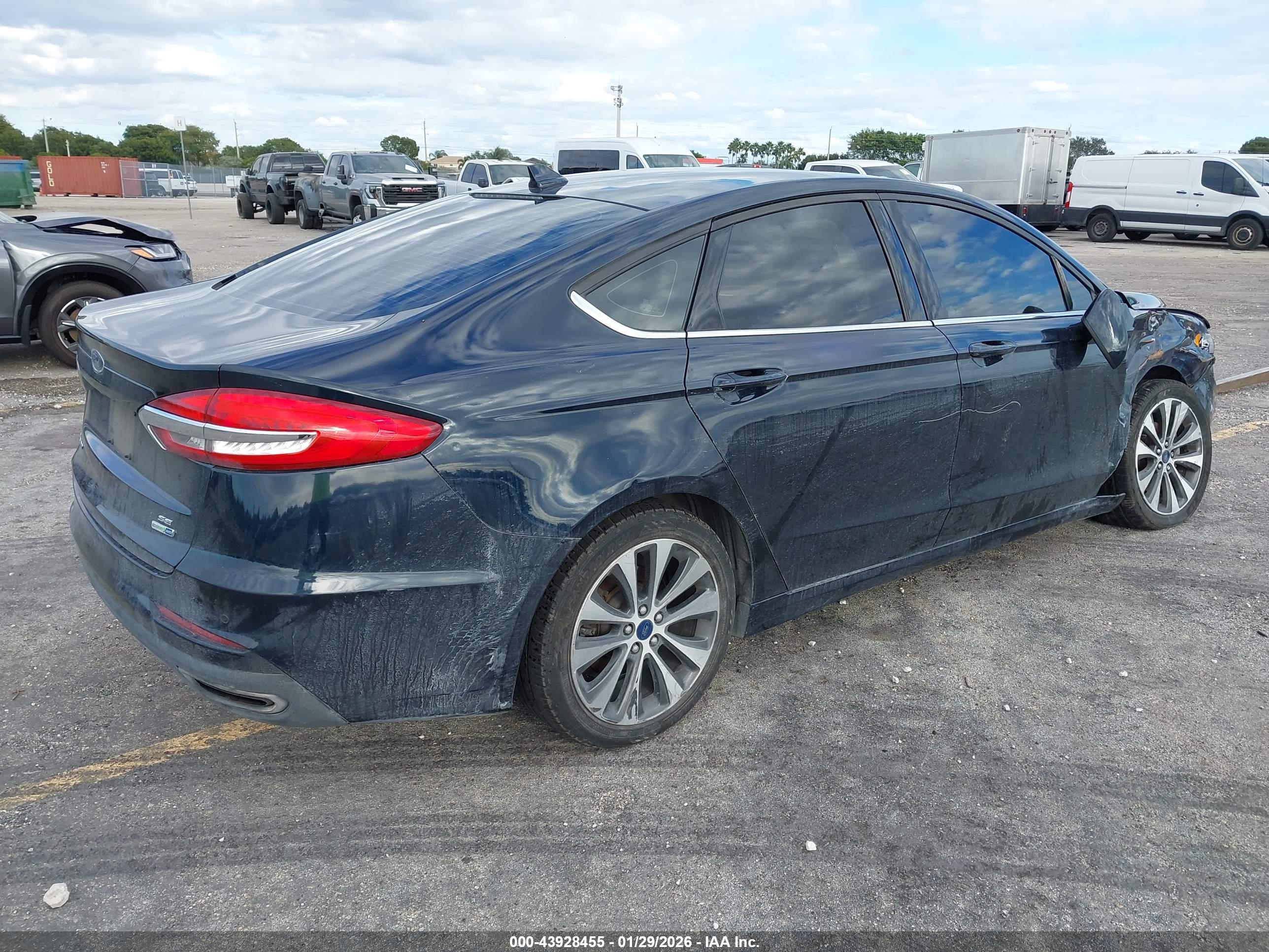 FORD FUSION image 4