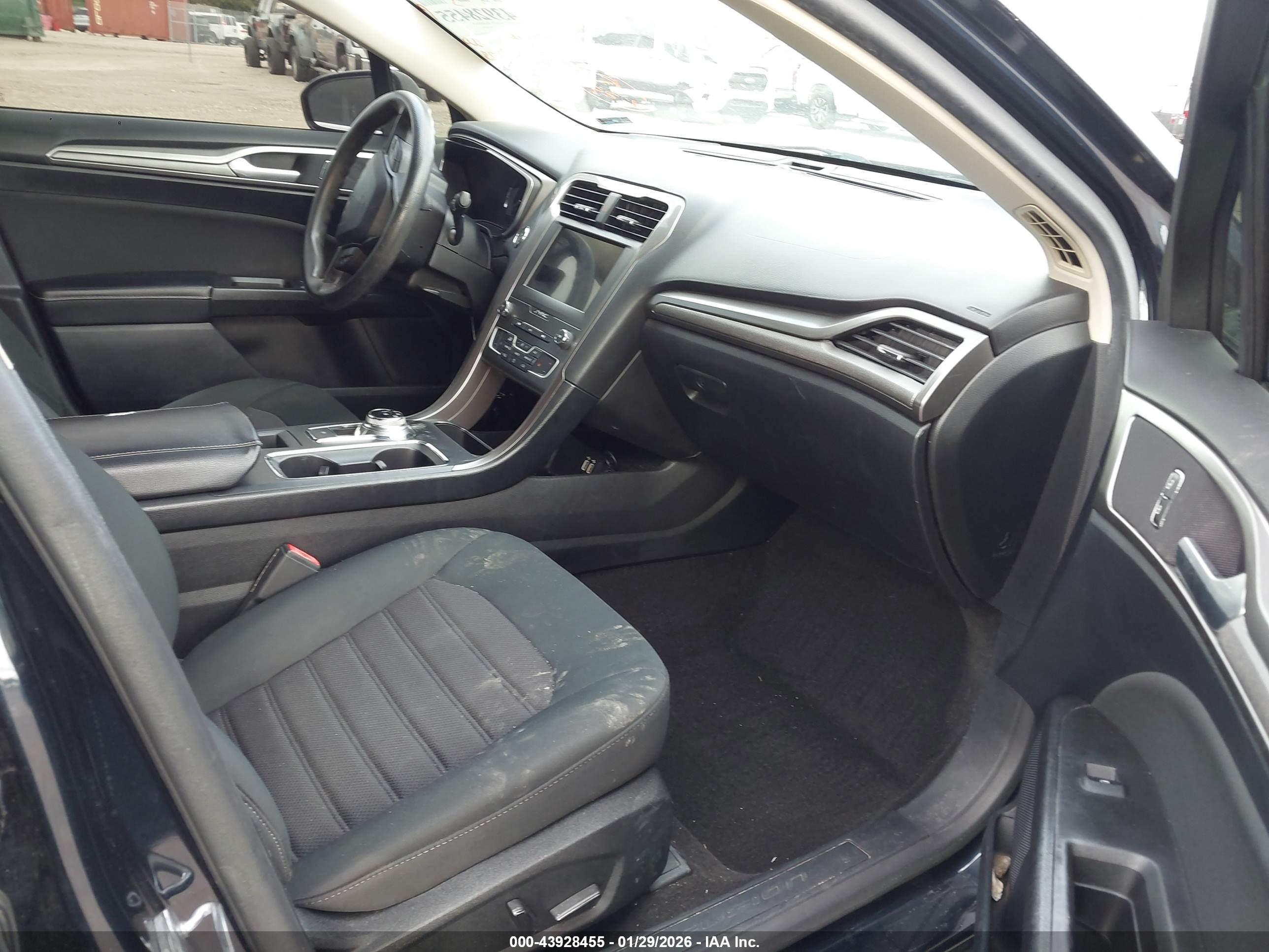 FORD FUSION image 5