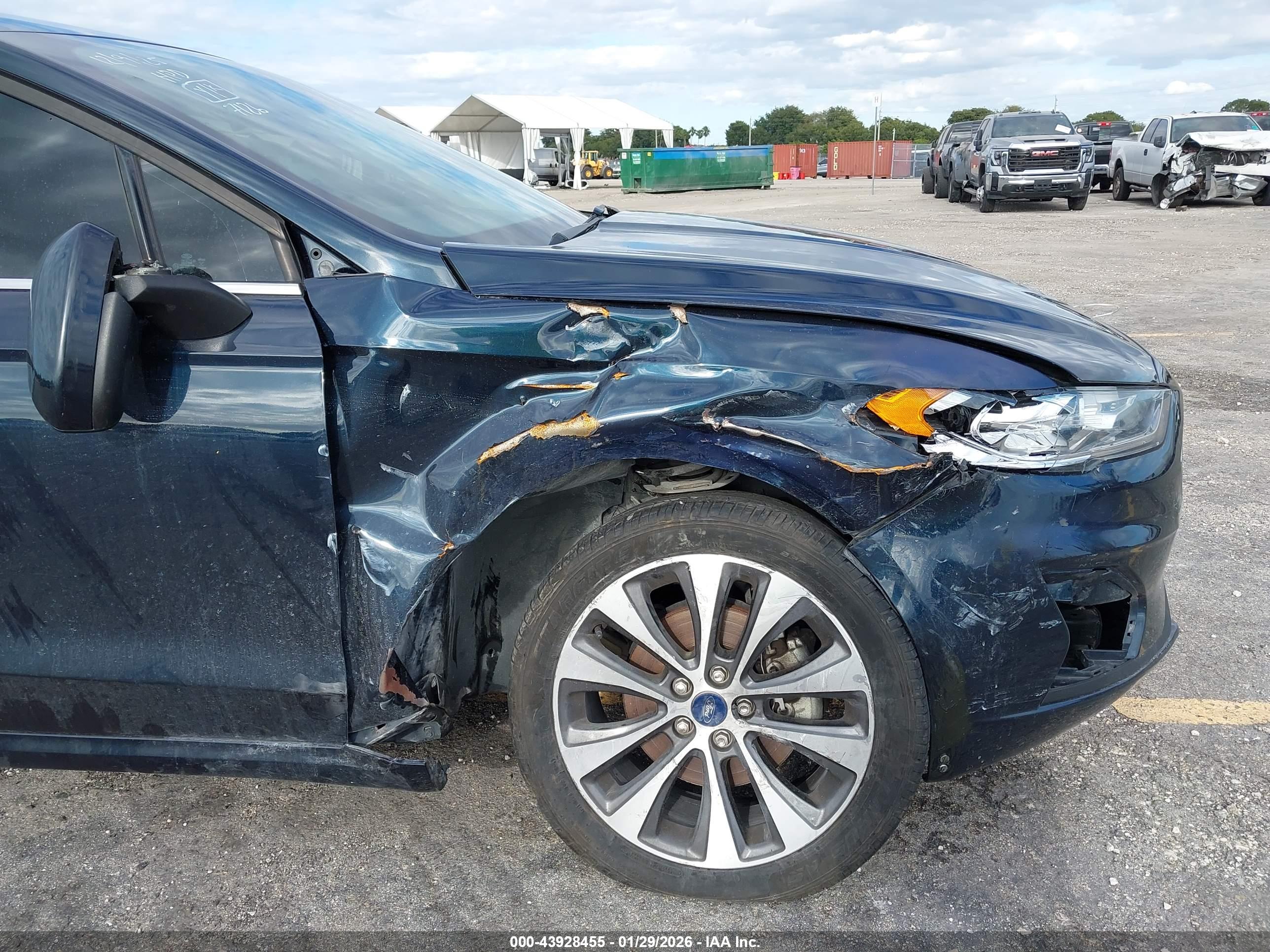 FORD FUSION image 6