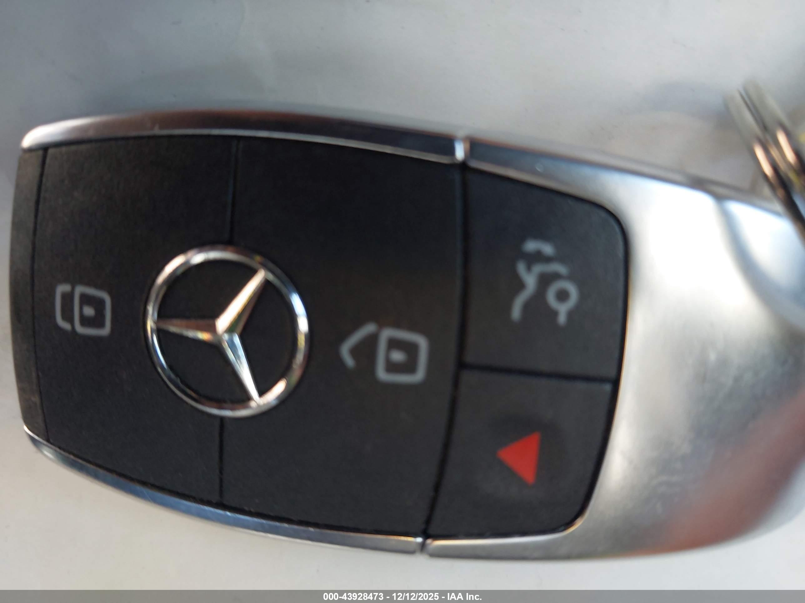 MERCEDES-BENZ GLB image 11