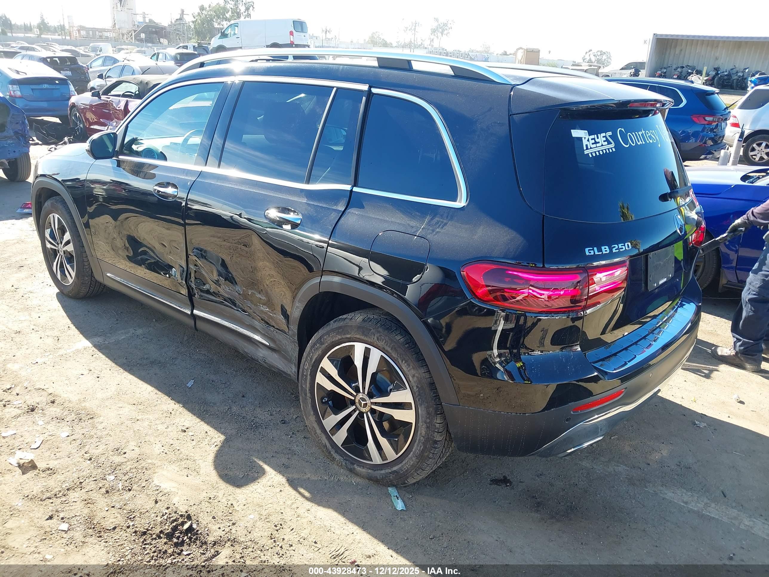 MERCEDES-BENZ GLB image 3