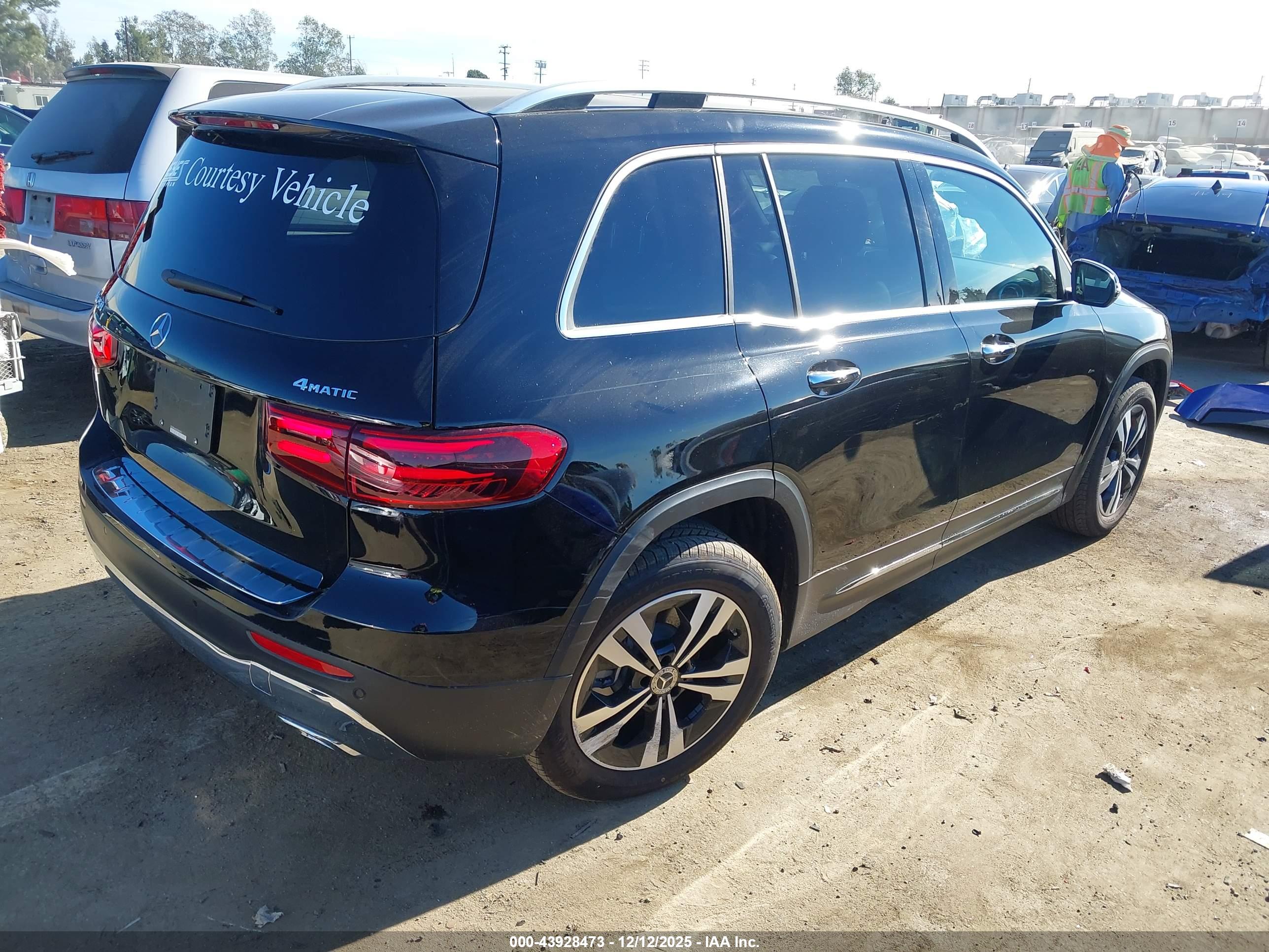 MERCEDES-BENZ GLB image 4