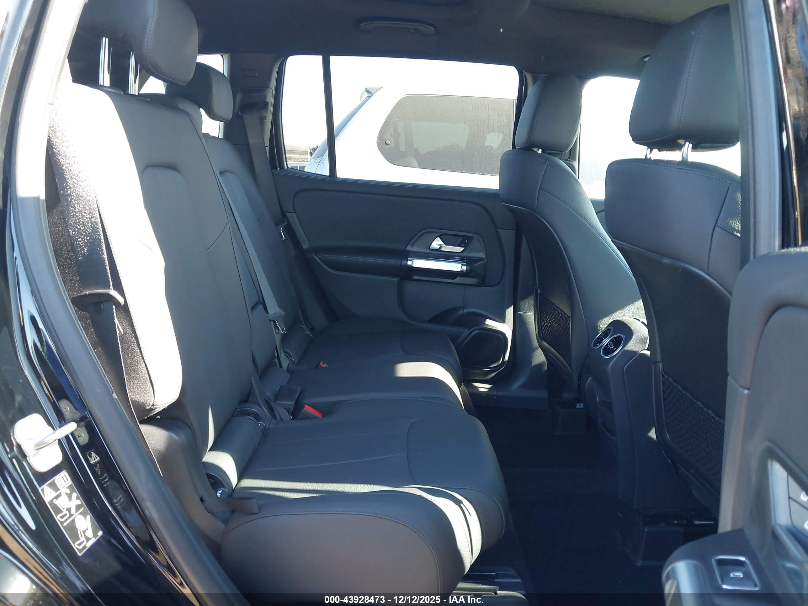 MERCEDES-BENZ GLB image 8