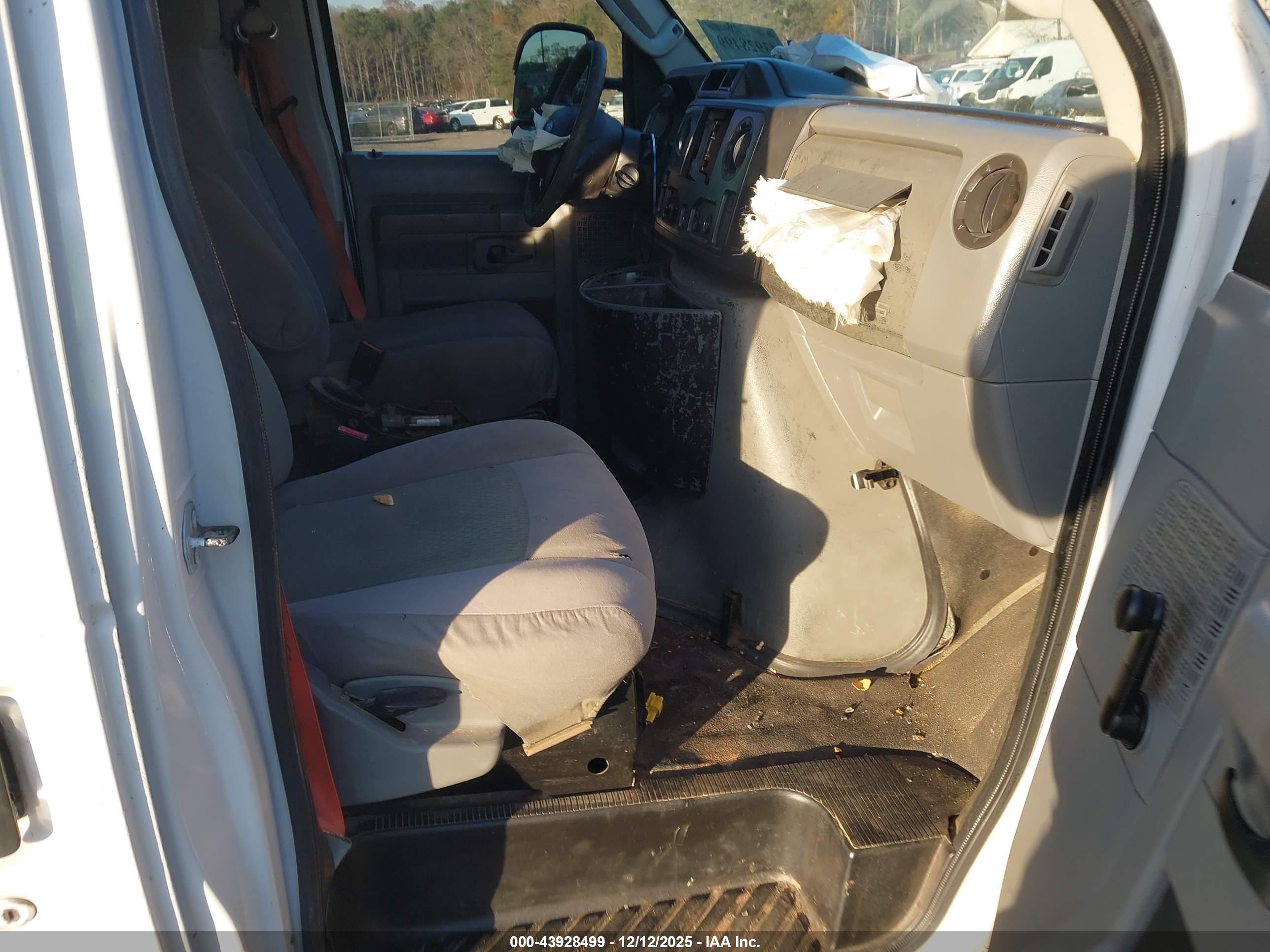 FORD E-150 image 5