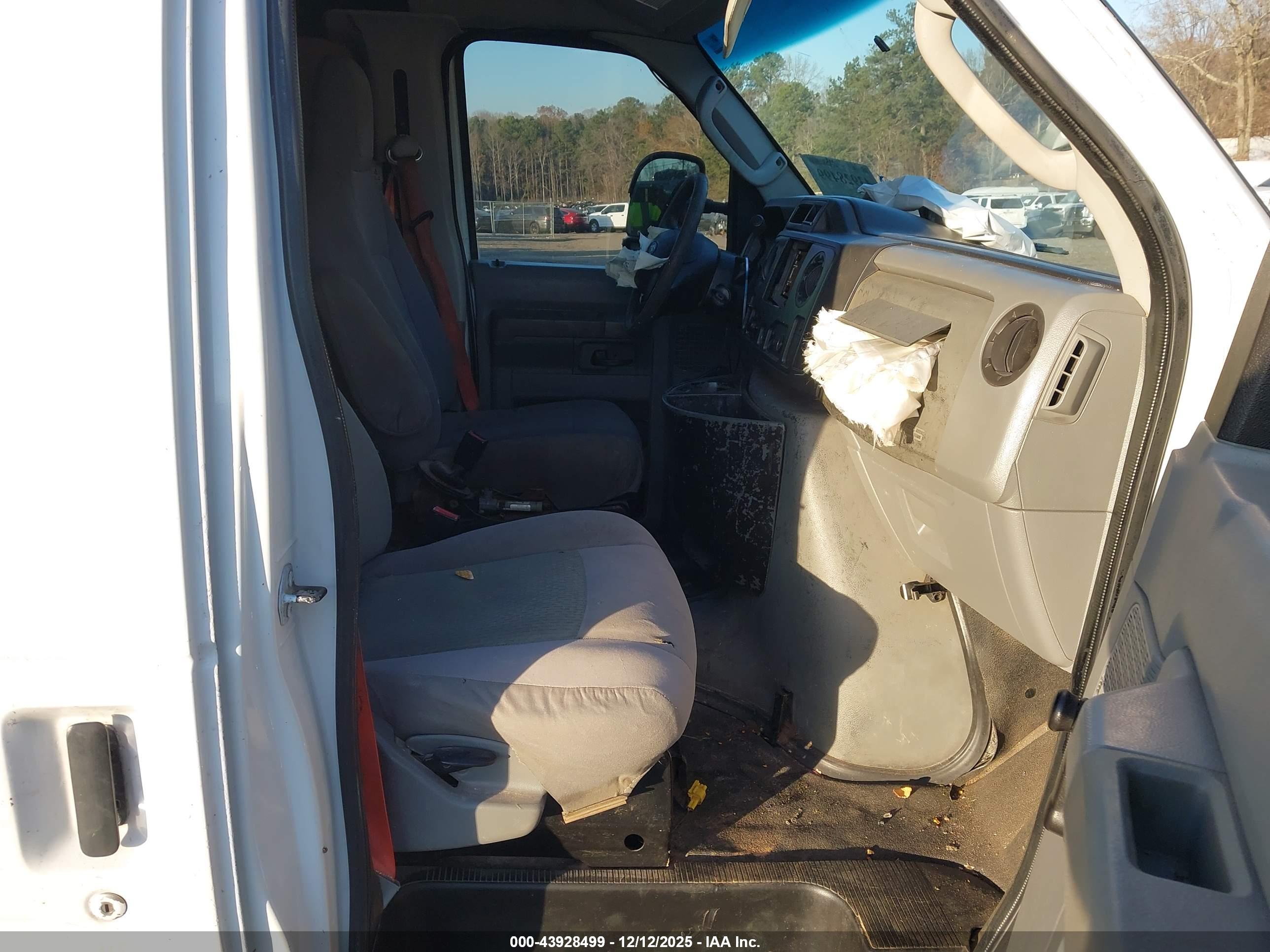 FORD E-150 image 8