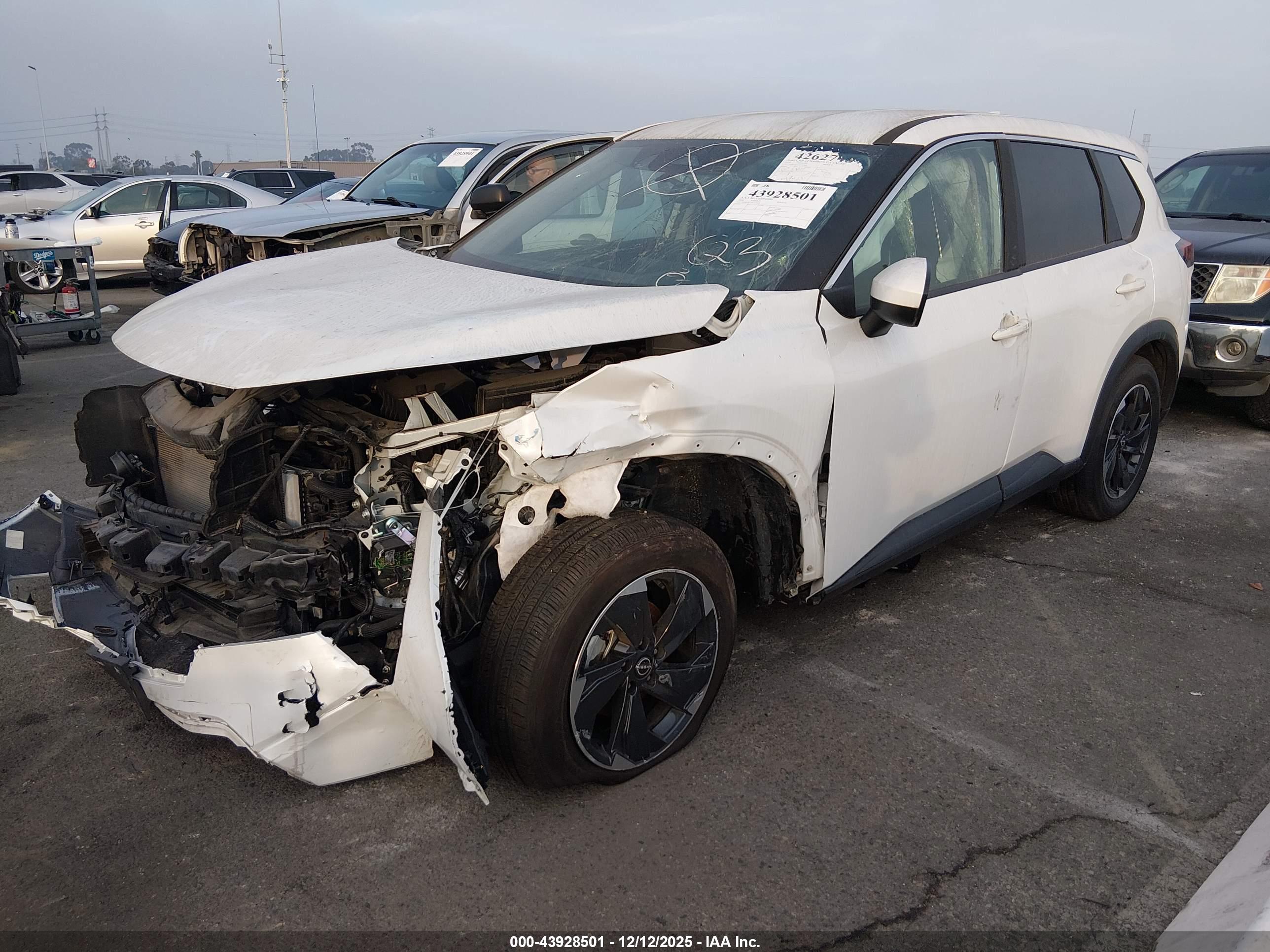 NISSAN ROGUE image 2