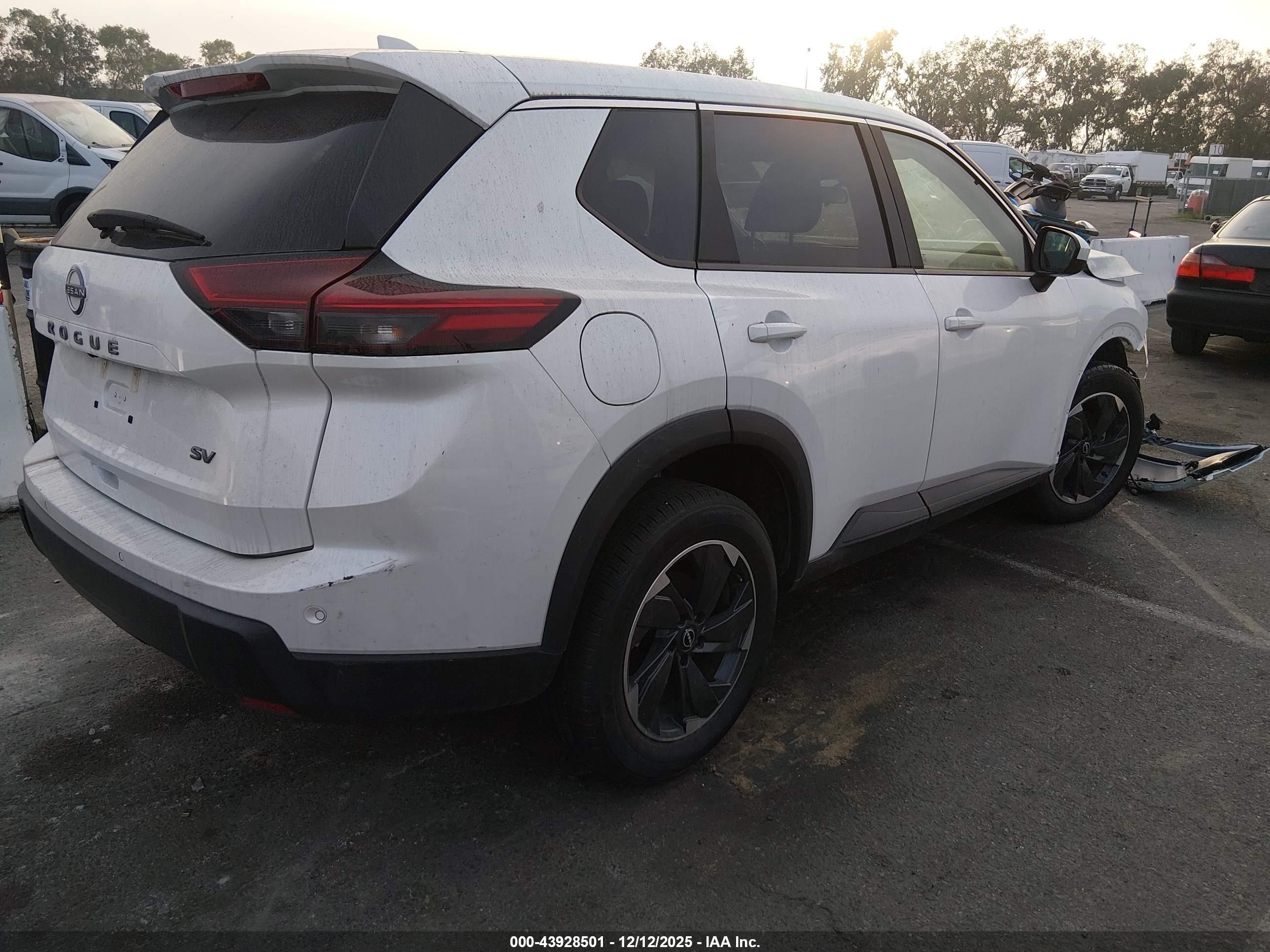 NISSAN ROGUE image 4