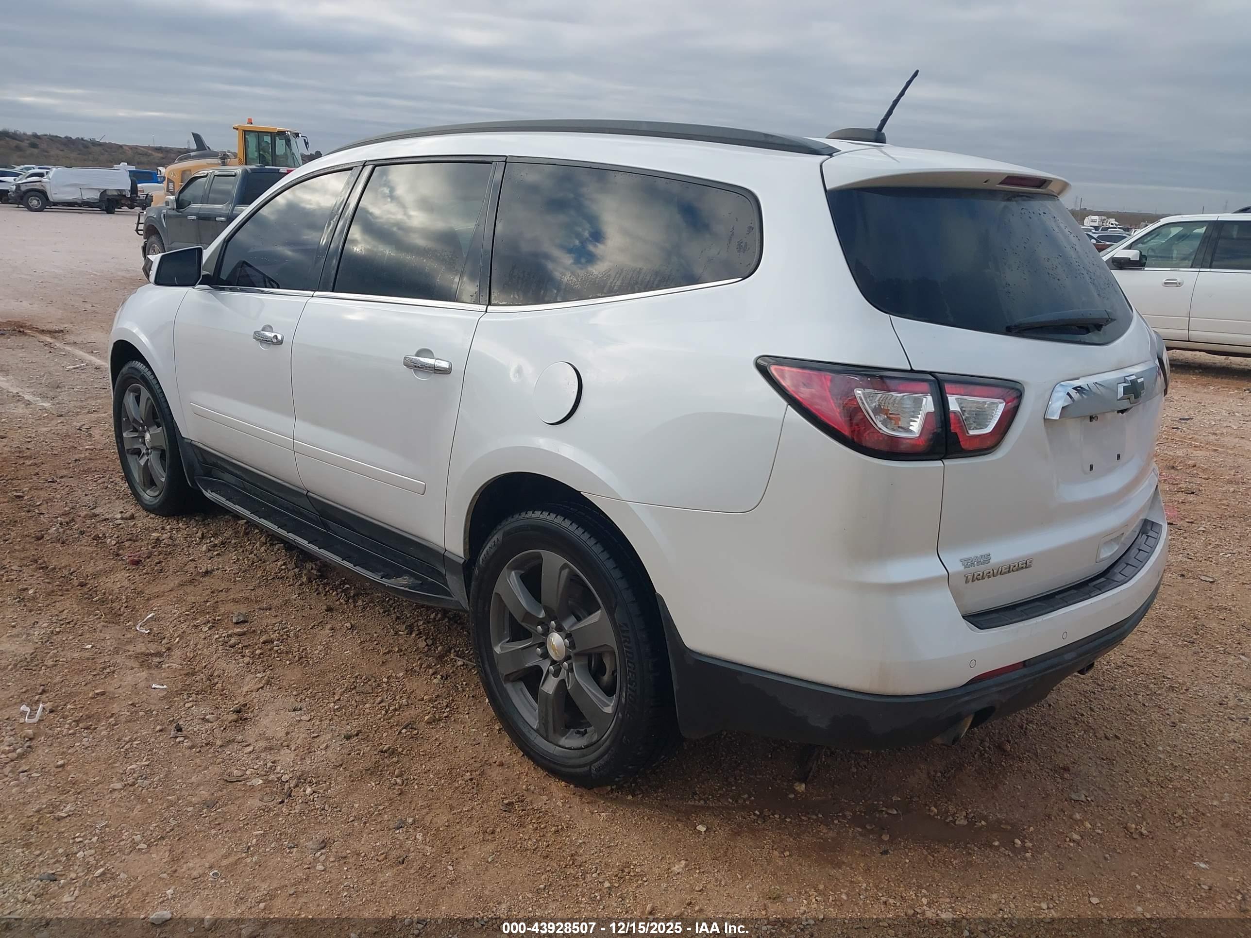 CHEVROLET TRAVERSE image 3