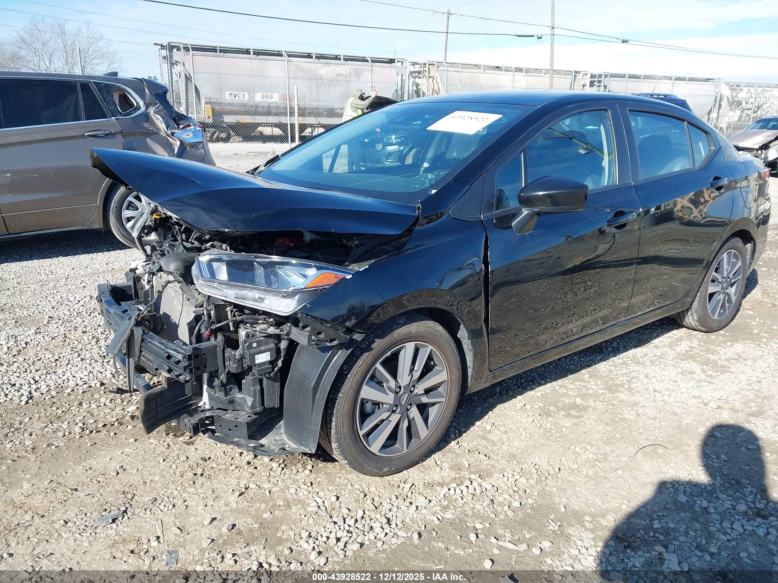 NISSAN VERSA image 2
