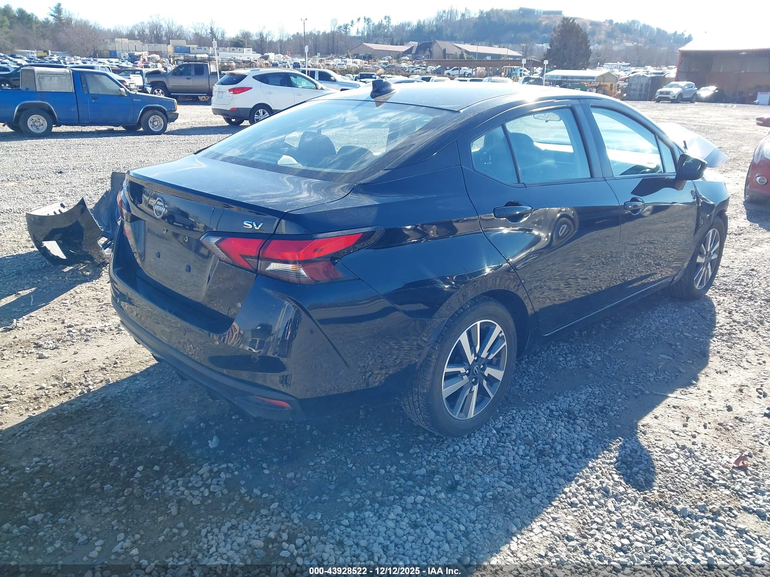 NISSAN VERSA image 4