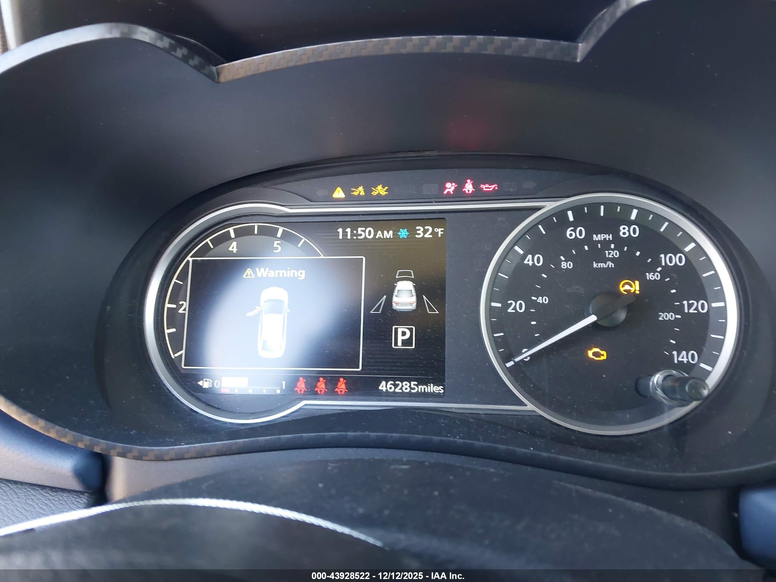 NISSAN VERSA image 7