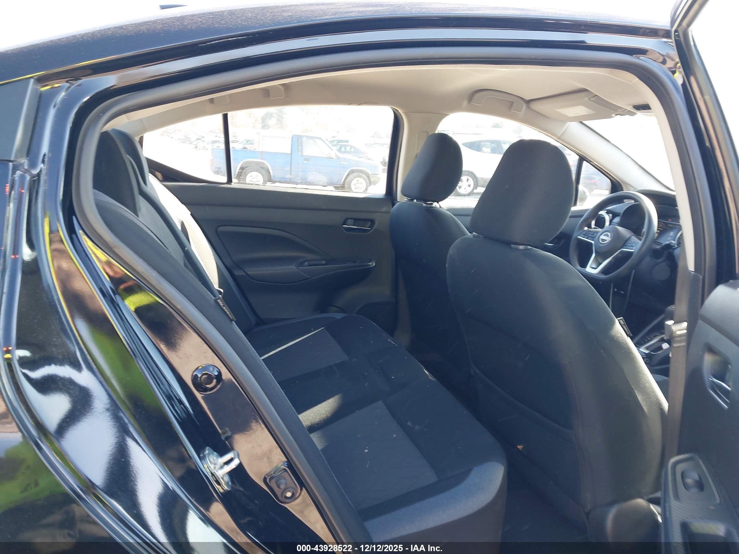 NISSAN VERSA image 8