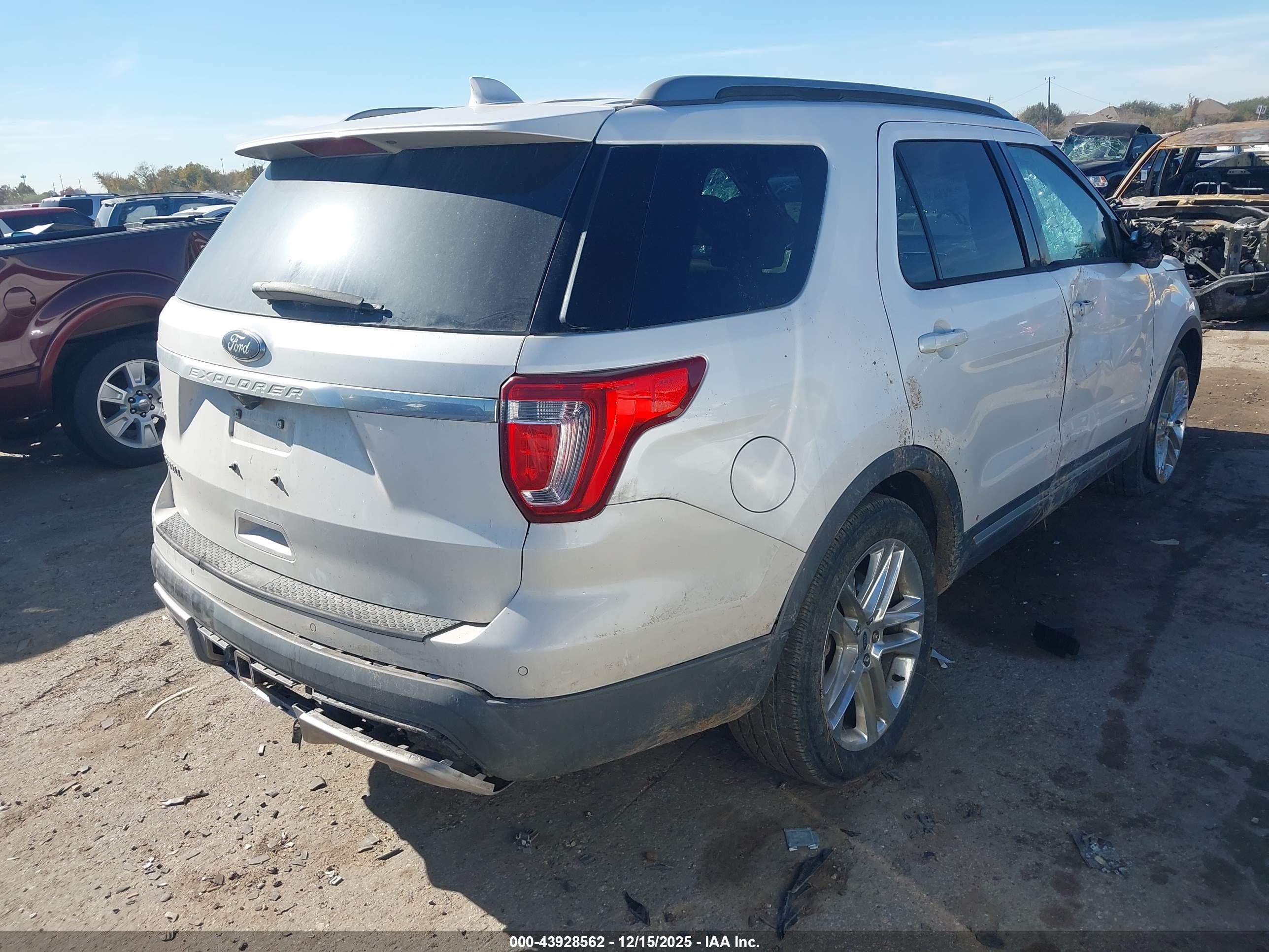 FORD EXPLORER image 4