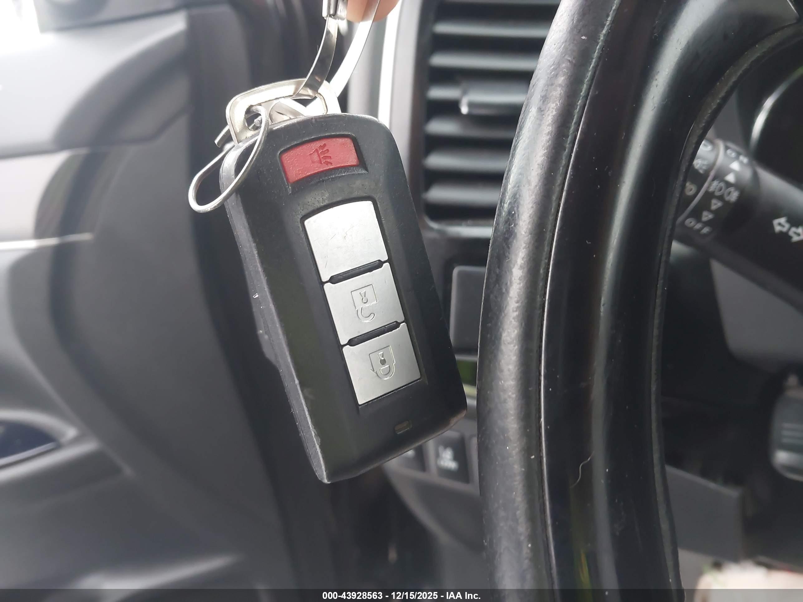 MITSUBISHI OUTLANDER image 11